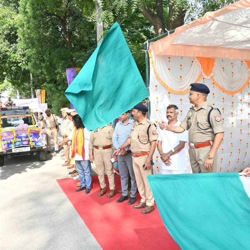 मिशन शक्ति 5.0: महिला सुरक्षा और सशक्तिकरण का संदेश लेकर सड़कों पर उतरी जागरूकता रैली
नवांगतुक एसपी सुरेश चंद्र रावत ने हरी झंडी दिखाकर रैली को किया रवाना: महिलाओं और बच्चों ने बढ़-चढ़कर लिया हिस्सा
उरई (जालौन)। महिला सुरक्षा, सम्मान एवं सशक्तिकरण के प्रति जनजागरूकता बढ़ाने के उद्देश्य से सोमवार को पुलिस लाइन उरई से मिशन शक्ति 5.0 के तहत जागरूकता रैली निकाली गई। पुलिस अधीक्षक सुरेश चंद्र रावत, अपर जिलाधिकारी विकास राज एवं अपर पुलिस अधीक्षक डॉ. ईशान सोनी ने हरी झंडी दिखाकर रैली को रवाना किया।
रैली में बड़ी संख्या में महिलाएं, बच्चे और पुलिसकर्मी शामिल हुए। रैली के माध्यम से महिलाओं एवं बालिकाओं की सुरक्षा, सम्मान, अधिकारों और सशक्तिकरण के प्रति लोगों को जागरूक किया गया। अभियान का उद्देश्य महिलाओं और बालिकाओं को सुरक्षित वातावरण उपलब्ध कराने के साथ ही उन्हें अपने अधिकारों के प्रति जागरूक करना है।
मिशन शक्ति 5.0 के तहत आयोजित इस जागरूकता रैली के जरिए समाज में महिला सुरक्षा के प्रति संवेदनशीलता बढ़ाने और महिलाओं को आत्मनिर्भर बनने के लिए प्रेरित करने का संदेश दिया गया। रैली में शामिल प्रतिभागियों ने महिला सम्मान और सुरक्षा के प्रति जागरूकता फैलाने का आह्वान किया।