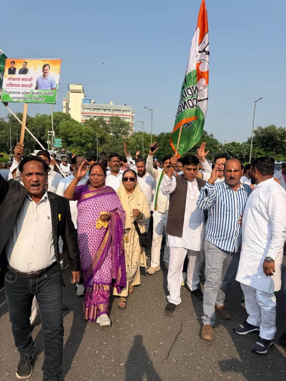वोट चोरी के आरोपों को लेकर कांग्रेस का विरोध, मुख्य न्यायाधीश को सौंपा ज्ञापन
कांग्रेस नेता एवं नेता प्रतिपक्ष राहुल गांधी जी के आह्वान तथा उत्तराखंड प्रदेश कांग्रेस अध्यक्ष गणेश गोदियाल जी के नेतृत्व में वोट चोरी के आरोपों को लेकर कांग्रेस ने अपना विरोध दर्ज कराया।
इस दौरान ज्ञानेश कुमार को पद से हटाने की मांग के संदर्भ में माननीय सर्वोच्च न्यायालय के मुख्य न्यायाधीश को ज्ञापन सौंपा गया। कांग्रेस ने लोकतांत्रिक मूल्यों, निष्पक्ष चुनाव प्रक्रिया और संवैधानिक संस्थाओं की जवाबदेही सुनिश्चित करने की मांग उठाई।
लोकतंत्र की मजबूती के लिए निष्पक्ष चुनाव और पारदर्शिता जरूरी है।
#Congress #RahulGandhi #GaneshGodiyal #VoteChori #लोकतंत्र #उत्तराखंडकांग्रेस
