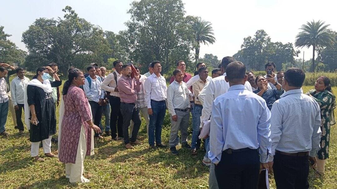 डिजिटल क्रॉप सर्वे में तेजी लाने के निर्देश, कोई पात्र किसान न छूटे
कोण्डागांव, 12 अक्टूबर 2026। कलेक्टर श्रीमती नूपुर राशि पन्ना ने ग्राम पिपरा, बेड़मा और शकरपुर के खेतों में पहुंचकर डिजिटल क्रॉप सर्वे (DCS) कार्य की प्रगति का निरीक्षण किया। उन्होंने संबंधित अधिकारियों एवं कर्मचारियों को निर्धारित समय-सीमा में सर्वे कार्य पूर्ण करने के निर्देश दिए।
कलेक्टर ने ग्राम पंचायतों के सरपंचों, सचिवों एवं पटवारियों को किसानों को डिजिटल फसल प्रविष्टि कराने और एग्री स्टैक पोर्टल में पंजीयन के लिए जागरूक करने को कहा। उन्होंने स्पष्ट किया कि फसलों का भौतिक सत्यापन एवं डिजिटल प्रविष्टि सुनिश्चित करने के लिए सभी विभाग आपसी समन्वय से कार्य करें।
किसानों के लिए अपनी उपज का विक्रय करने की प्रक्रिया में डिजिटल फसल प्रविष्टि एवं एग्री स्टैक पंजीयन महत्वपूर्ण है। कलेक्टर ने मैदानी अमले को किसानों से सतत संपर्क बनाए रखने और सर्वे में आने वाली समस्याओं का त्वरित निराकरण करने के निर्देश दिए, ताकि कोई भी पात्र किसान सर्वे एवं पंजीयन से वंचित न रहे।
#Kondagaon #DigitalCropSurvey #AgriStack #किसानहित