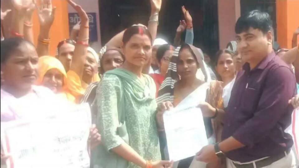मेजा सीएचसी में आशा कार्यकर्ताओं ने खोला मोर्चा, 12 मांगों को लेकर सीएमओ को भेजा ज्ञापन।।
#cmoprayagraj #cmyogi