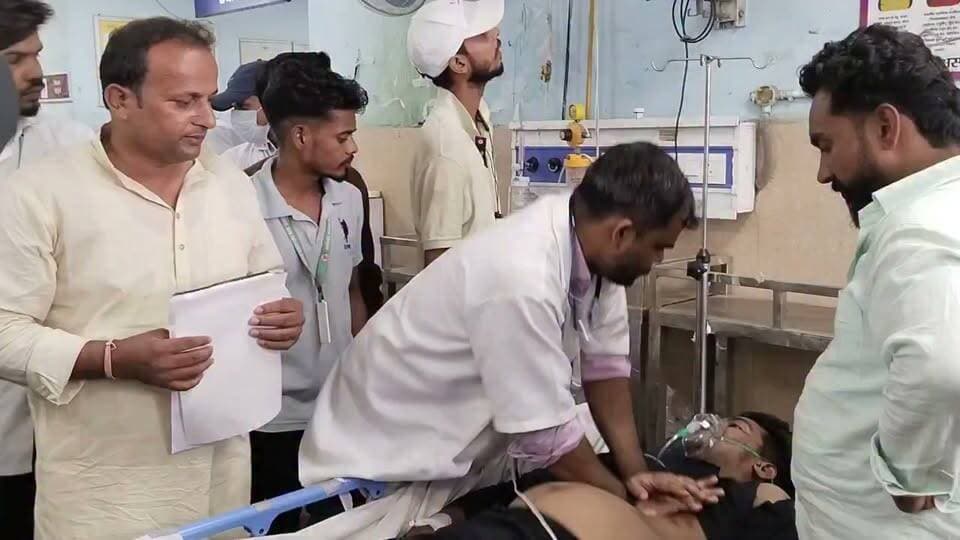 आरा सदर अस्पताल में सांप काटे युवक को बचाने का प्रयाश करते डॉक्टर की टीम