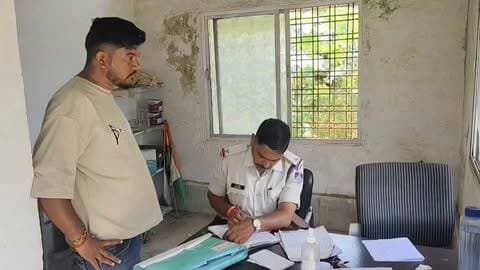 🚨 बैतूल में 30 वर्षीय महिला की संदिग्ध परिस्थितियों में मौत, मायके पक्ष की मांग पर हुआ पोस्टमार्टम; रिपोर्ट का इंतजार 🚨
📍 बैतूल | आमला | हसलपुर गांव
बैतूल जिले के आमला थाना क्षेत्र के हसलपुर गांव में 30 वर्षीय महिला की संदिग्ध परिस्थितियों में मौत से इलाके में चर्चा का माहौल है। मृतका की पहचान लीना बेले, पति आशीष बेले, निवासी हसलपुर के रूप में हुई है।
मिली जानकारी के अनुसार, रविवार शाम करीब 7 बजे लीना की तबीयत बिगड़ने पर परिजन उन्हें बोड़खी में डॉक्टर के पास लेकर पहुंचे। उस समय वह बेहोशी की हालत में थीं। प्राथमिक उपचार के बाद कुछ राहत मिलने पर परिजन उन्हें घर ले आए, लेकिन दोबारा तबीयत बिगड़ने पर रात करीब 8 बजे बैतूल के एक निजी अस्पताल ले जाया गया, जहां डॉक्टरों ने उन्हें मृत घोषित कर दिया।
⚫ मायके पक्ष की मांग पर हुआ पोस्टमार्टम
महिला की मौत के बाद मायके पक्ष ने पोस्टमार्टम कराने की मांग की। इसके बाद सोमवार सुबह करीब 11:30 बजे जिला चिकित्सालय बैतूल में पोस्टमार्टम कराया गया।
बताया गया है कि लीना और आशीष ने 28 जून 2018 को प्रेम विवाह किया था। उनका छह वर्षीय बेटा भी है, जिसका तीन दिन पहले ही जन्मदिन मनाया गया था।
🔎 पोस्टमार्टम रिपोर्ट का इंतजार
फिलहाल महिला की मौत का वास्तविक कारण स्पष्ट नहीं हो पाया है। प्रारंभिक तौर पर हार्ट अटैक की आशंका जताई जा रही है, लेकिन इसकी पुष्टि नहीं हुई है। अब पोस्टमार्टम रिपोर्ट और जांच के निष्कर्षों से ही मौत की असल वजह स्पष्ट हो सकेगी।
🙏 नोट: मौत के कारण को लेकर किसी भी निष्कर्ष पर पहुंचने से पहले आधिकारिक रिपोर्ट का इंतजार करना जरूरी है।
📢 खबर को शेयर करें और बैतूल जिले की ताजा खबरों के लिए जुड़े रहें।
#बैतूल #बैतूलन्यूज #Betul #BetulNews #आमला #Amla #हसलपुर #Harsalpur #मध्यप्रदेश #MPNews #MadhyaPradeshNews #BreakingNews #LatestNews #महिला_की_मौत #संदिग्ध_मौत #पोस्टमार्टम #पोस्टमार्टम_रिपोर्ट #जिला_चिकित्सालय_बैतूल #आमला_समाचार #बैतूल_अपडेट #BetulUpdates #CrimeNews #LocalNews #HindiNews