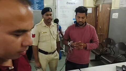🚨 रेलवे एरियर्स के नाम पर साइबर ठगी! झारखंड से आरोपी गिरफ्तार, रिमांड पर भेजा गया 🚨
🔴 बैतूल न्यूज़ | मध्यप्रदेश
बैतूल में रेलवे एरियर्स की राशि दिलाने के नाम पर एक लाख रुपये की साइबर ठगी का मामला सामने आया है। कोतवाली पुलिस ने कार्रवाई करते हुए झारखंड से 33 वर्षीय आरोपी महेश कुमार पंडित को गिरफ्तार किया है। आरोपी को बैतूल लाकर 12 अक्टूबर को न्यायालय में पेश किया गया।
पुलिस के अनुसार, आरोपी ने रेलवे डीआरएम कार्यालय के अकाउंट सेक्शन का कर्मचारी बनकर फरियादी को फोन किया और फर्जी ऐप डाउनलोड करवाया। इसके बाद फरियादी के बैंक खाते से 1 लाख रुपये दूसरे खाते में ट्रांसफर करवा लिए गए।
🔹 बैंक खातों और लेनदेन की जांच में आरोपी की पहचान झारखंड के गिरिडीह जिले के निवासी महेश कुमार पंडित के रूप में हुई।
🔹 पुलिस ने आरोपी को 10 अक्टूबर को गिरफ्तार किया।
🔹 आरोपी के कब्जे से वीवो कंपनी का मोबाइल फोन और एक्सिस बैंक का एटीएम कार्ड जब्त किया गया।
⚠️ साइबर ठगी से बचने के लिए रहें सतर्क!
✅ एरियर्स, सब्सिडी या अन्य भुगतान दिलाने के नाम पर आए अनजान लिंक पर क्लिक न करें।
✅ किसी अनजान व्यक्ति के कहने पर मोबाइल में संदिग्ध ऐप डाउनलोड न करें।
✅ बैंक खाते, ओटीपी और गोपनीय जानकारी किसी से साझा न करें।
📞 साइबर ठगी होने पर तुरंत 1930 पर कॉल करें और शिकायत दर्ज कराएं।
📢 सावधान रहें, सुरक्षित रहें! इस खबर को ज्यादा से ज्यादा शेयर करें, ताकि लोग साइबर ठगों से सतर्क रह सकें।
#BetulNews #बैतूल #CyberCrime #साइबरठगी #RailwayArrears #रेलवेएरियर्स #KotwaliPolice #BetulPolice #Jharkhand #CyberFraud #OnlineFraud #CyberSafety #1930 #MadhyaPradeshNews #BreakingNews