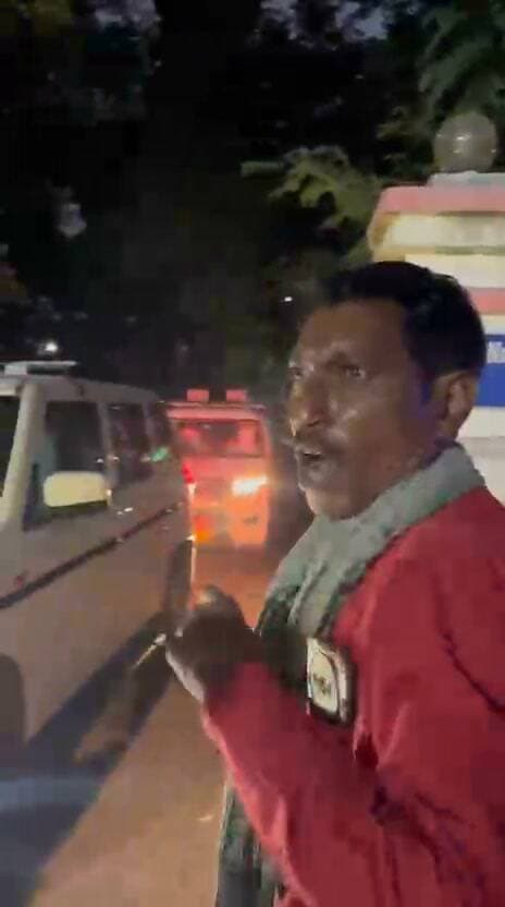 🚨 छतरपुर में मजदूरी भुगतान को लेकर विवाद!
छतरपुर में ठेकेदार से मजदूरी का भुगतान नहीं मिलने का आरोप लगाते हुए एक मजदूर PWD (लोक निर्माण विभाग) कार्यालय के गेट पर पहुँच गया। वीडियो में मजदूर को गुस्से में धमकी देते हुए सुना जा सकता है।
अब सवाल यह है कि मजदूर को उसकी मेहनत की कमाई कब मिलेगी? क्या संबंधित विभाग इस मामले में हस्तक्षेप कर मजदूर को न्याय दिलाएगा?
📍 छतरपुर, मध्य प्रदेश
#Chhatarpur #Uliveindia #PWD #मजदूर #मजदूरी #MPNews