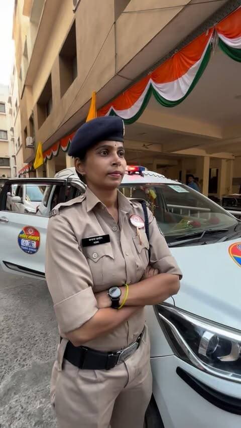 🚨गरबा उत्सव में महिला सुरक्षा के लिए इंदौर पुलिस की विशेष पहल “शक्ति मोबाइल 🚔”
गरबा उत्सव के दौरान महिलाओं की सुरक्षा सुनिश्चित करने के लिए पुलिस कमिश्नर, इंदौर द्वारा “शक्ति मोबाइल” विशेष टीम गठित की गई है।
👮♀️ शक्ति मोबाइल टीम गरबा स्थलों पर लगातार पेट्रोलिंग कर महिलाओं की सुरक्षा एवं सहायता के लिए तत्पर रहेगी।
📞 महिला हेल्पलाइन नंबर: 7049124444
किसी भी प्रकार की सहायता के लिए कॉल करें या व्हाट्सएप संदेश भेजें।
आपकी सुरक्षा, हमारी प्राथमिकता।
#IndorePolice #ShaktiMobile #महिला_सुरक्षा #GarbaFestival #WomenSafety