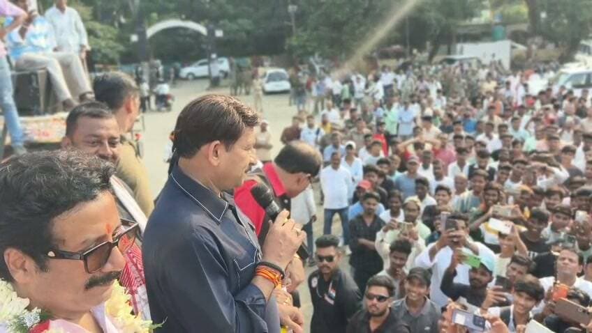 🔥 गिरिडीह के झंडा मैदान में उमड़ी भीड़, मनोज तिवारी के भोजपुरी गीतों पर झूमे लोग; सौन्दर्या शर्मा ने भी बांधा समां!
📍 गिरिडीह, झारखंड: भाजपा नेता विनोद सिन्हा के समर्थन में सोमवार को गिरिडीह के झंडा मैदान में आयोजित नुक्कड़ सभा में भाजपा सांसद एवं भोजपुरी अभिनेता मनोज तिवारी और अभिनेत्री डॉ. सौन्दर्या शर्मा शामिल हुए। दोनों को देखने और सुनने के लिए लोगों की भीड़ उमड़ी। कार्यक्रम में खासकर युवाओं और महिलाओं की अच्छी-खासी मौजूदगी रही।
🎶 सांसद मनोज तिवारी ने अपने खास अंदाज में भोजपुरी गीतों और मां दुर्गा के भजनों की प्रस्तुति देकर लोगों को झूमने पर मजबूर किया। वहीं, अभिनेत्री डॉ. सौन्दर्या शर्मा ने भी अपने चुलबुले अंदाज से लोगों का ध्यान खींचा।
सभा के दौरान डॉ. सौन्दर्या शर्मा ने प्रधानमंत्री नरेंद्र मोदी के नेतृत्व वाली केंद्र सरकार की तारीफ की। उन्होंने कहा कि कम समय में मोदी सरकार ने देश में बदलाव किया है और इस बदलाव में युवाओं की भूमिका महत्वपूर्ण रही है।
वहीं, मनोज तिवारी ने युवाओं से शिक्षा और स्वास्थ्य के क्षेत्र में आगे बढ़कर अपना भविष्य बनाने की अपील की। उन्होंने आगामी उपचुनाव में भाजपा नेता विनोद सिन्हा को अपना समर्थन और आशीर्वाद देने की भी अपील की।
कार्यक्रम में भाजपा नेता विनोद सिन्हा, संदीप डांगीच, हरमिंदर सिंह बग्गा, नवीन और रितेश सिन्हा समेत अन्य लोग मौजूद रहे।
हालांकि, मनोज तिवारी और सौन्दर्या शर्मा का रोड शो रद्द होने का मामला भी चर्चा में रहा। पत्रकारों से बातचीत में सांसद ने जिला प्रशासन के फैसले पर नाराजगी जताई। उन्होंने कहा कि पहले रोड शो को अनुमति दी गई थी, लेकिन बाद में दुर्गापूजा का हवाला देकर इसे रद्द कर दिया गया। उन्होंने हेमंत सरकार से संबंधित अधिकारियों पर कार्रवाई करने की अपील की। सांसद ने यह भी कहा कि विनोद सिन्हा के मामले में न्यायालय में अपील करने की बात कही गई है।
📹 गिरिडीह की राजनीति, भाजपा की नुक्कड़ सभा और रोड शो रद्द होने के विवाद से जुड़ी खबरों के लिए जुड़े रहें PNA NEWS INDIA के साथ।
💬 आपको मनोज तिवारी और सौन्दर्या शर्मा की नुक्कड़ सभा कैसी लगी? अपनी राय कमेंट में लिखें।
#GiridihNews #ManojTiwari #SoundaryaSharma #VinodSinha #BJPNews #JharkhandPolitics #Giridih #JharkhandNews #PoliticalNews #PNAnewsIndia