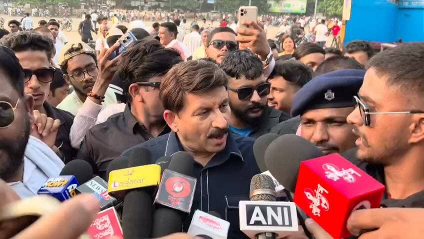 गिरिडीह में मनोज तिवारी और सौन्दर्या शर्मा का रोड शो रद्द, जिला प्रशासन पर भड़के भाजपा सांसद!
📍 गिरिडीह, झारखंड: भाजपा नेता विनोद सिन्हा के समर्थन में गिरिडीह पहुंचे भाजपा सांसद एवं भोजपुरी अभिनेता मनोज तिवारी और अभिनेत्री डॉ. सौन्दर्या शर्मा का रोड शो रद्द हो गया। हालांकि, सोमवार को दोनों ने झंडा मैदान में नुक्कड़ सभा में हिस्सा लिया। कार्यक्रम में भाजपा नेता विनोद सिन्हा भी मौजूद रहे।
🎤 पत्रकारों से बातचीत के दौरान सांसद मनोज तिवारी ने रोड शो रद्द किए जाने को लेकर जिला प्रशासन पर नाराजगी जताई। उन्होंने कहा कि पहले रोड शो को मंजूरी दी गई थी, लेकिन बाद में दुर्गापूजा का हवाला देकर इसे रद्द कर दिया गया। सांसद ने इस फैसले को जनता के बीच गलत संदेश देने वाला बताते हुए हेमंत सरकार से अधिकारियों पर लगाम लगाने और ऐसे मामलों में कार्रवाई करने की अपील की।
सभा के दौरान मनोज तिवारी ने भोजपुरी गीतों और मां दुर्गा के भजनों से लोगों का मनोरंजन किया। वहीं, अभिनेत्री डॉ. सौन्दर्या शर्मा ने मोदी सरकार के कार्यकाल की तारीफ करते हुए कहा कि कम समय में देश में बदलाव आया है और इसमें युवाओं की अहम भूमिका रही है।
मनोज तिवारी ने युवाओं से शिक्षा और स्वास्थ्य के माध्यम से अपना भविष्य संवारने की अपील की। साथ ही आगामी उपचुनाव में विनोद सिन्हा को समर्थन और आशीर्वाद देने का आग्रह किया।
सांसद ने यह भी कहा कि विनोद सिन्हा के मामले में न्यायालय में अपील करने की बात सामने आई है।
📢 गिरिडीह में रोड शो रद्द होने और सांसद के बयान को लेकर सियासी चर्चा तेज!
आपकी क्या राय है? कमेंट में जरूर बताएं।
#Giridih #ManojTiwari #SoundaryaSharma #VinodSinha #BJP #GiridihNews #JharkhandNews #RoadShowCancelled #HemantSoren #PNAnewsIndia