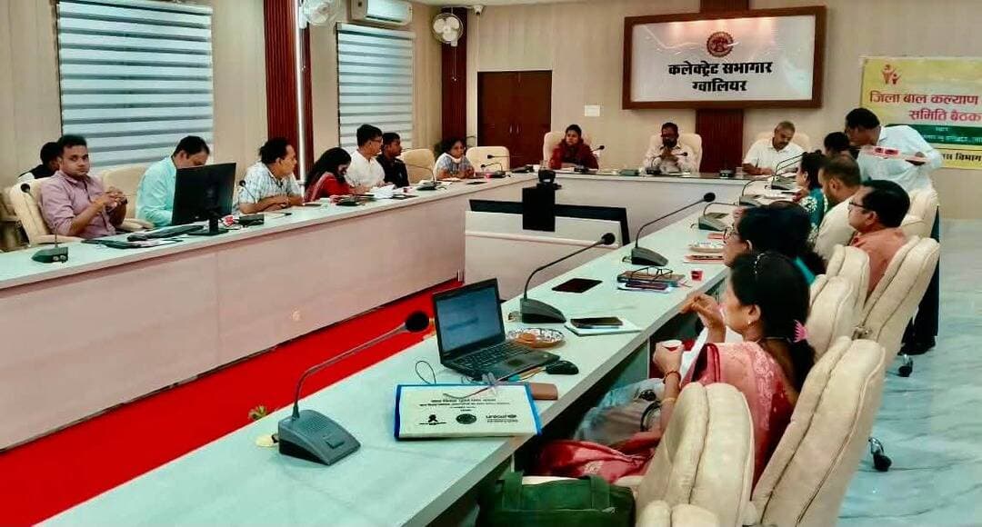 जिला बाल कल्याण एवं संरक्षण समिति की बैठक आयोजित
जिला बाल कल्याण एवं संरक्षण समिति की बैठक सोमवार को न्यू कलेक्ट्रेट के सभागार में मुख्य कार्यपालन अधिकारी जिला पंचायत ग्वालियर श्री सोजान सिंह रावत की अध्यक्षता में आयोजित हुई। बैठक में बाल संरक्षण व्यवस्था की समीक्षा करते हुए भिक्षावृत्ति एवं बाल श्रम की रोकथाम, बाल विवाह उन्मूलन, बाल देखरेख संस्थाओं के निरीक्षण तथा जरूरतमंद बच्चों के संरक्षण एवं पुनर्वास पर चर्चा की गई।
बैठक में भिक्षावृत्ति में संलिप्त बच्चों की पहचान कर उनका समुचित पुनर्वास सुनिश्चित करने तथा आगामी मेले में बाल श्रम एवं भिक्षावृत्ति की रोकथाम के लिए प्रभावी अभियान चलाने पर जोर दिया गया। साथ ही बाल देखरेख संस्थाओं में बच्चों की सुरक्षा, स्वास्थ्य एवं शिक्षा संबंधी व्यवस्थाओं का नियमानुसार निरीक्षण करने के निर्देश दिए गए।
बाल विवाह की रोकथाम एवं बालिकाओं के सशक्तीकरण के लिए जागरूकता कार्यक्रमों में स्वयंसेवी संस्थाओं की सहभागिता बढ़ाने तथा मानसिक दिव्यांग बच्चों के लिए बेहतर देखभाल एवं पुनर्वास सुविधाएं विकसित करने पर भी चर्चा हुई।
बैठक में पॉक्सो प्रकरणों में बच्चों को सहायता उपलब्ध कराने के लिए सपोर्ट पर्सन की कमी तथा विशेष किशोर पुलिस इकाई से अपेक्षित सहयोग नहीं मिलने का मुद्दा उठाया गया। इसके अतिरिक्त कॉलेज स्तर पर जागरूकता गतिविधियों एवं आरटीओ लाइसेंस प्रक्रिया को अधिक सुलभ बनाने पर भी चर्चा की गई।
बैठक में संयुक्त कलेक्टर श्रीमती संघमित्रा गौतम, महिला एवं बाल विकास विभाग से श्रीमती उपासना राय, जिला कार्यक्रम अधिकारी, सहायक संचालक श्री राहुल पाठक, नगर निगम के अपर आयुक्त श्री मुनीष सिंह, श्रम पदाधिकारी श्री आशीष तिवारी सहित बाल कल्याण समिति के सदस्य, विभिन्न विभागों के प्रतिनिधि एवं बाल देखरेख संस्थाओं के प्रबंधक उपस्थित रहे।
#gwalior
#childwelfare
PRO Gwalior
Jansampark Madhya Pradesh
CM Madhya Pradesh