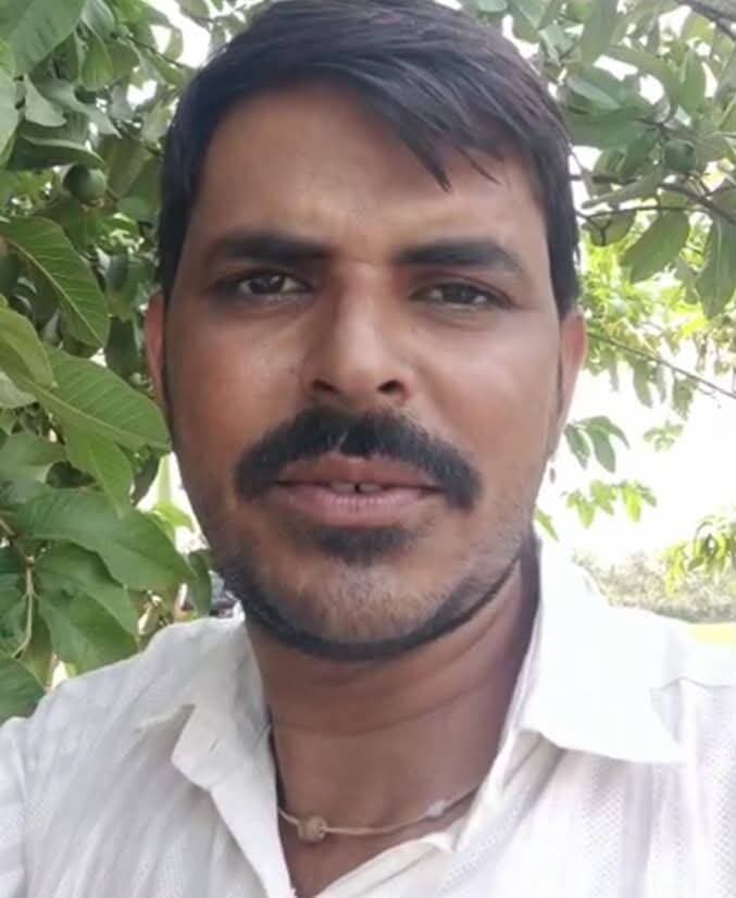 सफलता की कहानी
खेत में उगी उम्मीद : नंदन फलोद्यान से लोकेंद्र सिंह के जीवन में आई हरियाली
ग्वालियर जिले की ग्राम पंचायत चैत के किसान श्री लोकेंद्र सिंह के खेत में अब अलग ही नजारा है। जिस खेत में पहले केवल पारंपरिक खेती होती थी, वहाँ अब फलदार पौधों की कतारें लहलहा रही हैं। यह बदलाव सरकार द्वारा संचालित “नंदन फलोद्यान योजना” और लोकेन्द्र की मेहनत की बदौलत आया है।
लोकेन्द्र का सपना था कि उनके सिर्फ मौसमी फसल तक सीमित न रहें। साल-दर-साल आय का स्थायी जरिया बनें। सरकार की नंदन फलोद्यान योजना ने उनकी इस चाहत को हकीकत में बदलने का अवसर दिया। योजना के तहत उन्होंने अपने खेत में फलोद्यान विकसित किया, जिससे उनकी कृषि गतिविधियों को एक नई दिशा मिली। फलदार पौधों से तैयार यह फलोद्यान उनके लिए अतिरिक्त आय का मजबूत माध्यम बनकर सामने आया है।
अपनी खुशी साझा करते हुए लोकेंद्र सिंह कहते हैं कि इस योजना ने उन्हें अपने खेत में फलोद्यान विकसित करने का जो अवसर दिया, वह उनके जीवन में बड़ा बदलाव लाने वाला है। उनका कहना है इसके लिये हम प्रधानमंत्री श्री नरेंद्र मोदी एवं मुख्यमंत्री डॉ. मोहन यादव के प्रति सदैव आभारी रहेंगे।
नंदन फलोद्यान योजना से लोकेन्द्र को मिली यह सफलता उन ग्रामीण परिवारों के लिए प्रेरणा है जो खेती के साथ बागवानी को जोड़कर अपनी आमदनी बढ़ाना चाहते हैं।
#gwalior
#SuccessStory
PRO Gwalior
Jansampark Madhya Pradesh
CM Madhya Pradesh