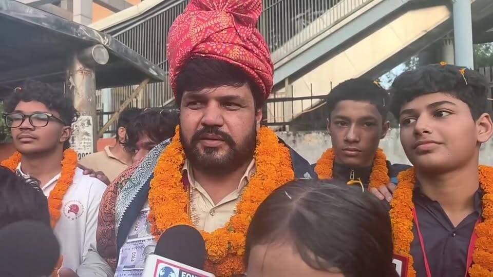 फरीदाबाद के 22 बच्चों ने जीता गोल्ड मेडल...
7 बच्चों ने सिल्वर मेडल और 2बच्चों ब्रोंज मेडल
फरीदाबाद का किया नाम रौशन देखें।
#fcn24news
#faridabad
#taridabadnews
#Ballabhgarh
#goldmedal
#champion
#boxing