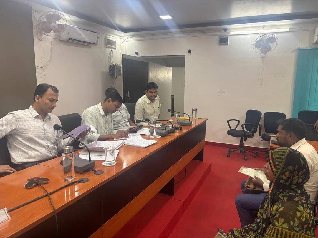 जन समाधान दिवस पर 17 आवेदनों की सुनवाई। जिलाधिकारी श्री विक्रम विरकर के निर्देशानुसार संबंधित पदाधिकारियों को आवेदनों के त्वरित एवं समयबद्ध निष्पादन तथा आम नागरिकों की समस्याओं के संवेदनशीलतापूर्ण समाधान का निर्देश दिया गया।