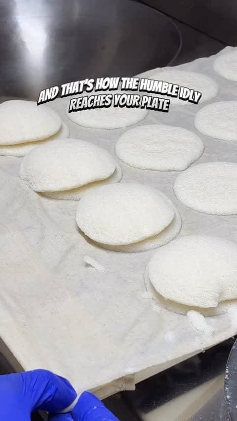 Humble idly. Serious craft.
Idlies lifted off at just the right moment.
Nothing about it is rushed, and you can taste that in every bite.
Next time you tear into an idly, think about the journey it took to get to your plate.
📍 Bengaluru Cafe, Juhu
@bengalurucafe.official
#bengalurucafe #vinaysathyam #mumbaidiaries #mumbaifood #juhubeach