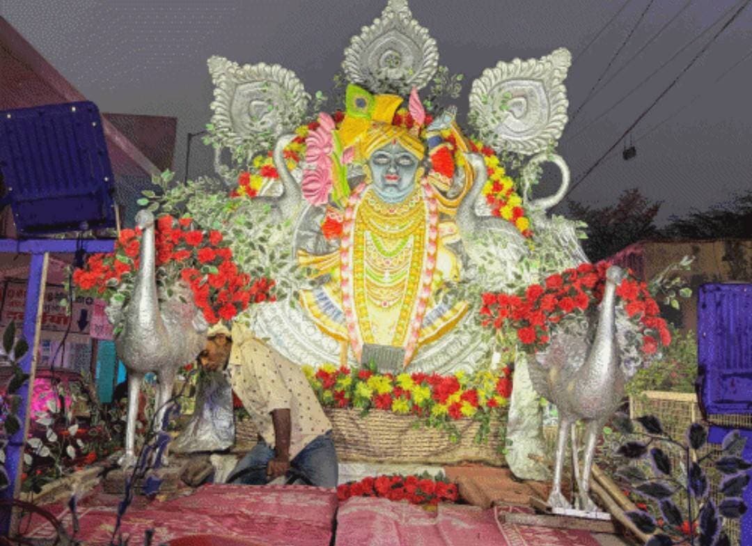 #भरतपुर। नदबई में सोमवार शाम अग्रवाल समाज की ओर से महाराजा अग्रसेन जयंती महोत्सव के उपलक्ष्य में एक भव्य शोभायात्रा निकाली गई। कार्यक्रम की शुरुआत नगर रोड स्थित अग्रवाल धर्मशाला में महाराजा अग्रसेन की तस्वीर के समक्ष दीप प्रज्वलित कर और विशेष पूजा-अर्चना के साथ की गई, जिसमें समाज के लोगों ने भारी उत्साह के साथ हिस्सा लिया। अग्रवाल समाज के अध्यक्ष फूलचंद गर्ग के अनुसार, शाम करीब साढ़े छह बजे पूजा-अर्चना के बाद शोभायात्रा को रवाना किया गया। शहर के प्रमुख मार्गों से गुजरी इस शोभायात्रा में सजी विभिन्न धार्मिक झांकियां मुख्य आकर्षण का केंद्र रहीं, जिनका जगह-जगह शहरवासियों ने पुष्पवर्षा कर जोरदार स्वागत किया। इस धार्मिक आयोजन में अनूप गर्ग, दीपक गर्ग, हरिओम गर्ग, राकेश बंसल, नीरज गर्ग, लक्ष्मण, घनश्याम गर्ग, चंद्रेश, दिलीप, राधेलाल, मनोज और संजय बंसल सहित समाज के कई गणमान्य लोग मौजूद रहे। साथ ही महिला मंडल की संरक्षक मंजू देवी, महामंत्री बीनू गर्ग, सपना बंसल, तनु, क्षमा, ऋचा, रेनू बंसल और पूजा जैन समेत बड़ी संख्या में महिला सदस्याओं ने भी अपनी उपस्थिति दर्ज कराई।