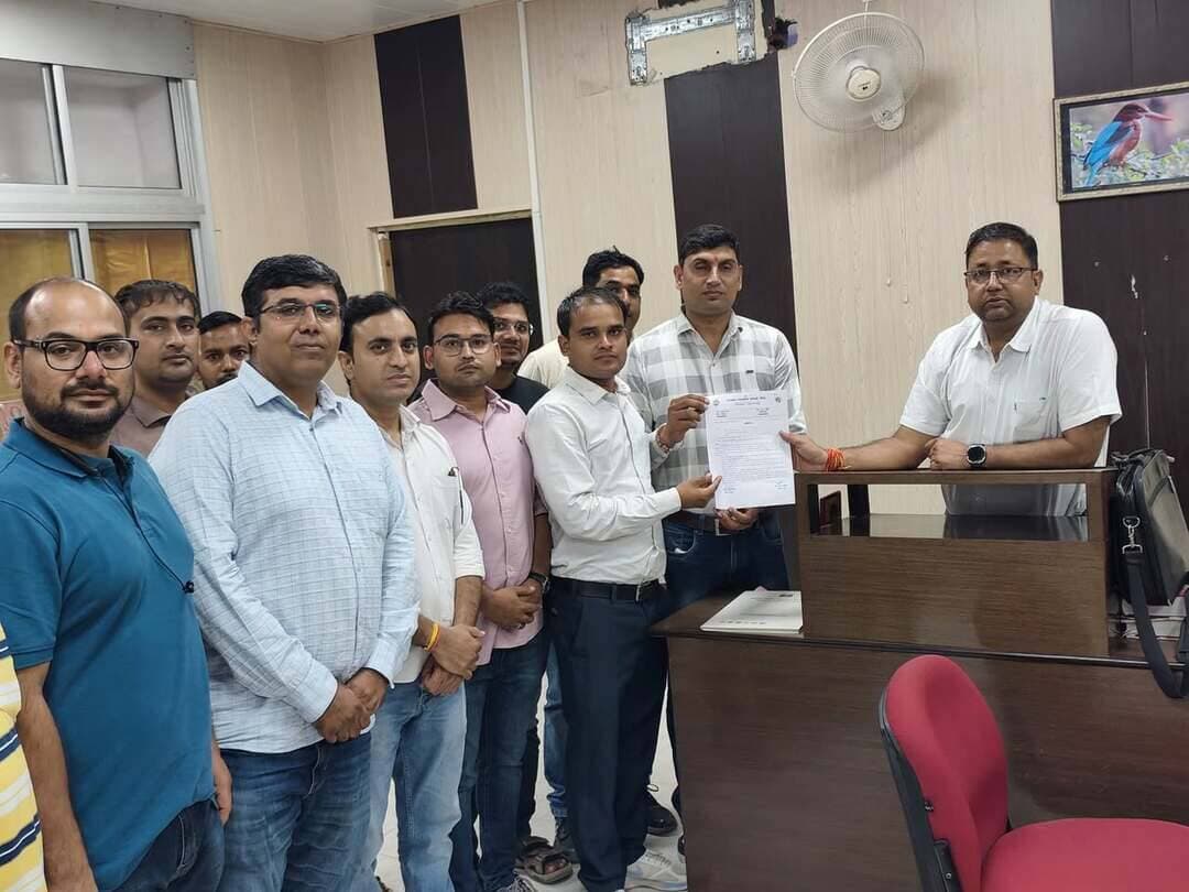#भरतपुर। राजस्थान मंत्रालयिक कर्मचारी परिषद द्वारा जिला कलक्टर के माध्यम से मुख्यमंत्री के नाम एडीएम को ज्ञापन सौंपकर बजट घोषणाओं की जल्द क्रियान्विति की मांग की गई है। परिषद ने बजट सत्र में घोषित मंत्रालयिक वर्ग के पृथक निदेशालय के गठन और सचिवालय के समान ग्रेड पे संशोधन की चुनावी घोषणा को शीघ्र लागू करने की बात कही। इसके साथ ही, कर्मचारियों ने अंतिम पदोन्नति पद संस्थापन अधिकारी के आगे उपनिदेशक व वरिष्ठ उपशासन सचिव के नए पद सृजित करने तथा समर्पित अवकाश बिलों व सेवानिवृत्त कार्मिकों का रुका हुआ भुगतान जल्द कराने की मांग उठाई। कर्मचारियों ने चेतावनी दी है कि यदि उनकी मांगों का समय पर निराकरण नहीं हुआ, तो वे आंदोलन के लिए बाध्य होंगे।
