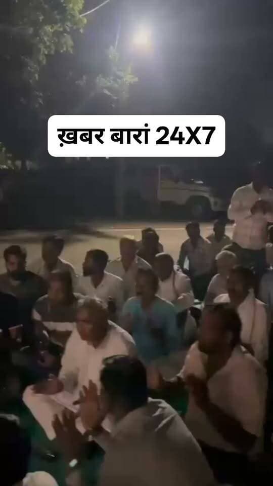 #बारां
अटरू CI अशोक कुमार वर्मा को निलंबित करने की मांग पर भाजपा का धरना, धरना स्थल पर किया हनुमान चालीसा का पाठ, भाजपा युवा मोर्चा जिलाध्यक्ष के साथ CI द्वारा बदसलूकी का बताया जा रहा है मामला ।।
#भाजपा #कांग्रेस #baransp #BaranPolice #DHARNNA #highlight #Atru #atrupolice