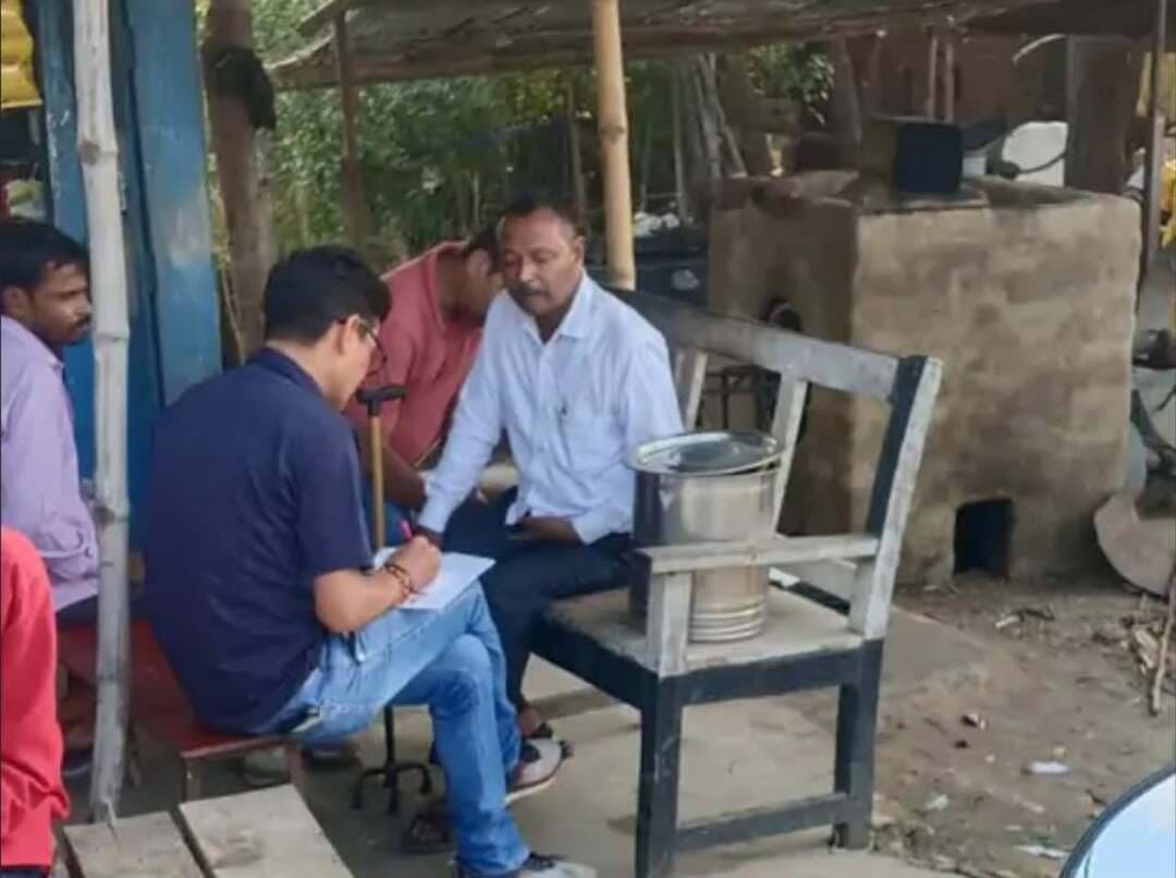 प्रतापगढ़ में एंटी करप्शन टीम ने रानीगंज एलडीबी बैंक के फील्ड ऑफिसर हरिश्चंद्र चौरसिया को 10 हजार रुपये की रिश्वत लेते हुए गिरफ्तार किया। कृषि और पशुशाला लोन पास कराने के बदले रिश्वत मांगने का आरोप है। भ्रष्टाचार के खिलाफ एंटी करप्शन टीम ने बड़ी कार्रवाई की है। टीम ने रानीगंज के एलडीबी बैंक के फील्ड ऑफिसर हरिश्चंद्र चौरसिया को कृषि और पशुशाला लोन पास कराने की एवज में 10,000 रुपये की रिश्वत लेते हुए रंगे हाथों दबोच लिया। टीम ने रामापुर ओवरब्रिज के पास से गिरफ्तारी की है।
रानीगंज के सुजहा गांव निवासी विजयकांत बिंद से जुड़ा है। जहां सुजहा गांव के रहने वाले विजयकांत बिंद ने कृषि और पशुशाला लोन के लिए बैंक में आवेदन किया था। आरोप है कि बैंक के फील्ड ऑफिसर हरिश्चंद्र चौरसिया ने लोन को पास करने के एवज में रिश्वत की मांग की थी। रिश्वत की मांग से परेशान होकर विजयकांत ने एंटी करप्शन टीम से शिकायत कर दी। शिकायत मिलने के बाद टीम ने मामले की जांच की|
जानकारी के मुताबिक, सोमवार दोपहर फील्ड ऑफिसर ने विजयकांत को फतनपुर बुलाया। दोनों कार में सवार होकर गीतानगर और फिर धरी स्थित एक पेट्रोल पंप के पास पहुंचे, जहां विजयकांत ने अधिकारी को 10 हजार रुपये सौंपे। रुपये लेने के बाद फील्ड ऑफिसर कार लेकर आगे बढ़ा। पहले से मुस्तैद एंटी करप्शन टीम ने रामापुर ओवरब्रिज के पास उसकी कार को रोक लिया|