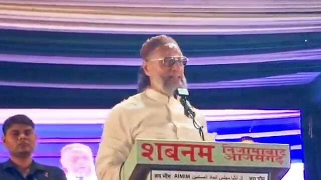 ओवैसी की योगी-अखिलेश को सीधा चैलेंज-
कहा—संभल से योगी, गोरखपुर से अखिलेश लड़ें चुनाव, दोनों को हराने की जिम्मेदारी मेरी
आजमगढ़ में असदुद्दीन ओवैसी ने CM योगी आदित्यनाथ और अखिलेश यादव को खुली चुनौती दी है@
