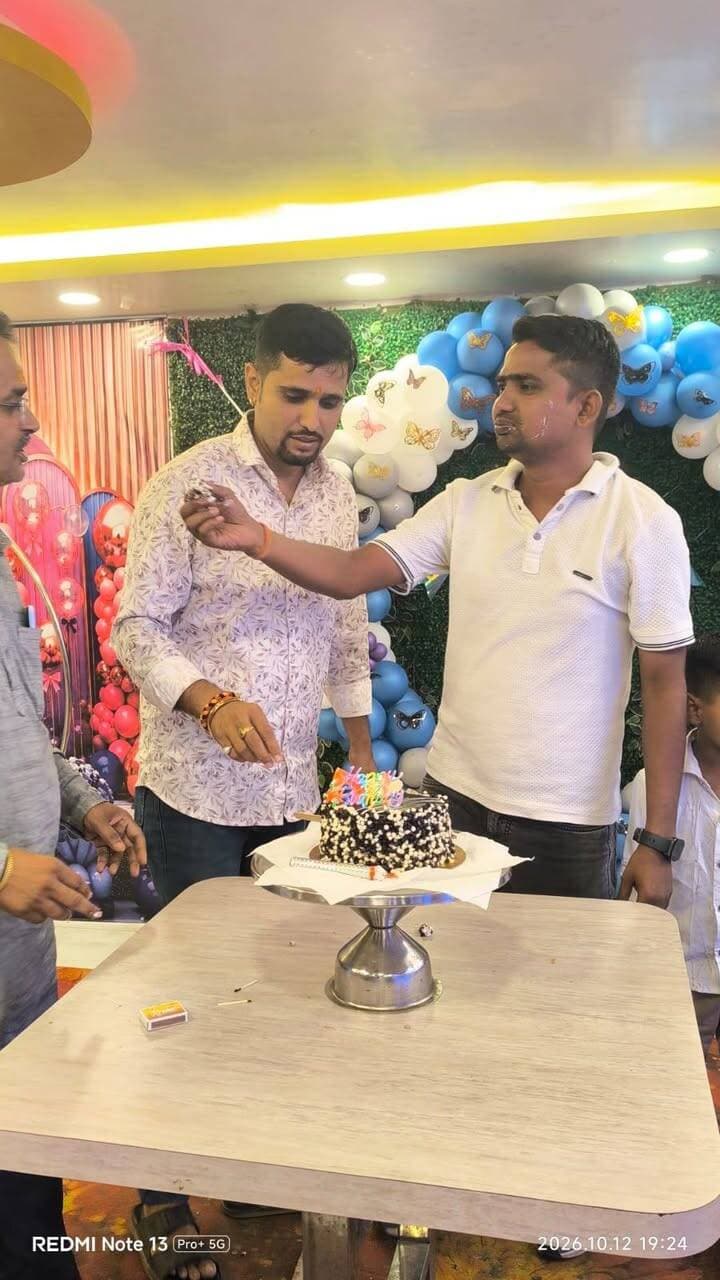 🎂🎉 छोटे भाई एवं पत्रकार इब्राहिम को जन्मदिन की ढेर सारी बधाई एवं शुभकामनाएं! 🎉🎂
आज मोहनिया के होटल ब्लू डायमंड में छोटे भाई एवं पत्रकार इब्राहिम का जन्मदिन पत्रकार मित्रों के साथ हर्षोल्लास के माहौल में मनाया गया। इस खास मौके पर पत्रकार साथियों के साथ मोहनिया थानाध्यक्ष की भी गरिमामयी उपस्थिति रही। सभी ने इब्राहिम को जन्मदिन की बधाई देते हुए उनके उज्ज्वल भविष्य, उत्तम स्वास्थ्य और सुखमय जीवन की कामना की। 🎂💐
ईश्वर से प्रार्थना है कि आपके जीवन में हमेशा खुशियां बनी रहें और आप पत्रकारिता के क्षेत्र में नई ऊंचाइयों को हासिल करें। ❤️🤝
जन्मदिन मुबारक हो छोटे भाई इब्राहिम! 🎉🎂💐