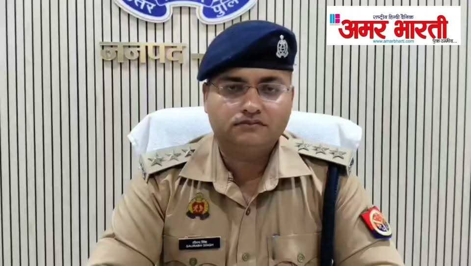 बदौसा में स्कूल के अध्यापक पर छोटी बच्ची से दुष्कर्म का आरोप, पुलिस ने शुरू की जांच*
*बाँदा।* थाना बदौसा क्षेत्र के एक स्कूल में अध्यापक द्वारा छोटी बच्ची के साथ गलत काम करने की सूचना पर पुलिस महकमे में हड़कंप मच गया।
सूचना मिलते ही थाना पुलिस ने त्वरित कार्यवाही करते हुए पीड़ित बच्ची के बयान दर्ज किए हैं और उसका समुचित मेडिकल परीक्षण कराया गया है। साथ ही विद्यालय के समस्त स्टाफ के बयान भी अंकित कराए जा रहे हैं।
पुलिस का कहना है कि माननीय न्यायालय के समक्ष बयान दर्ज कराने के उपरांत अग्रिम वैधानिक कार्यवाही सुनिश्चित की जाएगी। मौके पर शांति व्यवस्था कायम है।
इस संबंध में *क्षेत्राधिकारी नगर सौरभ सिंह* ने वीडियो बाइट के माध्यम से जानकारी दी है।