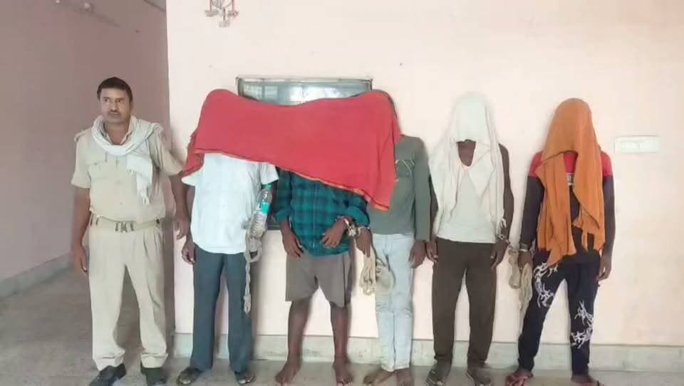 लखीसराय उत्पाद विभाग की कार्रवाई में दो शराब कारोबारी और तीन शराबी गिरफतार।