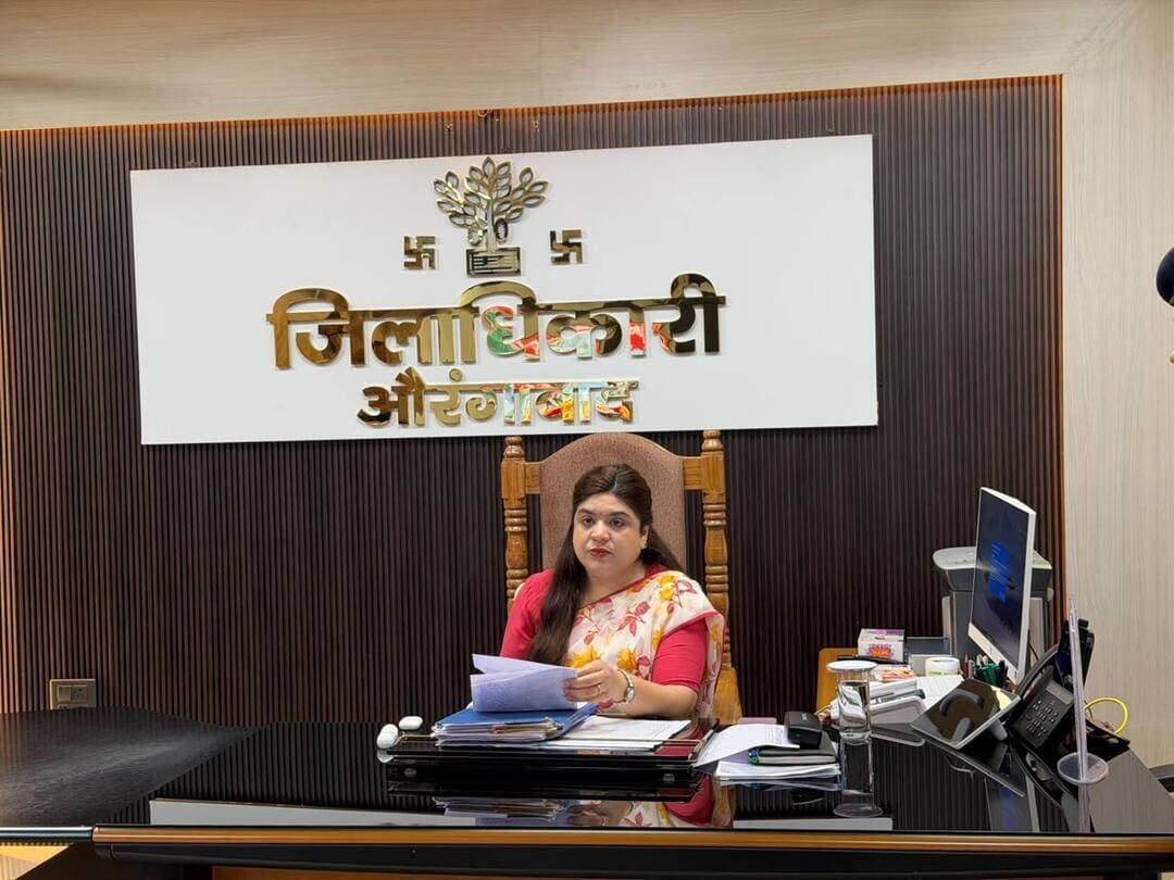 📢 जनता दरबार में आम नागरिकों की समस्याओं पर सुनवाई, त्वरित एवं न्यायसंगत समाधान के निर्देश
🤝 सात निश्चय-3 के तहत “सबका सम्मान – जीवन आसान” पहल को मिल रही गति
📍 समाहरणालय, औरंगाबाद | 12 अक्टूबर 2026
आम नागरिकों की समस्याओं का त्वरित समाधान एवं प्रशासन तक उनकी सहज पहुँच सुनिश्चित करने के उद्देश्य से जिला पदाधिकारी, औरंगाबाद श्रीमती अभिलाषा शर्मा (भा.प्र.से.) द्वारा आज अपने कार्यालय प्रकोष्ठ में सात निश्चय-3 अंतर्गत “सबका सम्मान – जीवन आसान” पहल के तहत जनता दरबार का आयोजन किया गया। इसमें जिले के विभिन्न प्रखंडों से आए नागरिकों ने अपनी समस्याओं एवं शिकायतों को रखा और संबंधित मामलों के समाधान हेतु आवेदन प्रस्तुत किए। 📝
🔹 जनता दरबार में इन प्रमुख मामलों पर हुई सुनवाई
नागरिकों द्वारा दाखिल-खारिज, भूमि विवाद, अतिक्रमण, जमाबंदी, भूमि मापी, जमीन पर अवैध कब्जा, परिमार्जन, एलपीसी निर्गत करने, राशन कार्ड, नाली-गली एवं सड़क निर्माण, आंगनबाड़ी सेविका बहाली में अनियमितता, इंदिरा आवास, पैक्स से संबंधित मामले, मानदेय भुगतान, अनुग्रह अनुदान सहित विभिन्न जनहित से जुड़े विषयों पर आवेदन दिए गए।
✅ आवेदनों पर त्वरित कार्रवाई के निर्देश
जनता दरबार में प्राप्त सभी परिवादों को विधिवत पंजीकृत कर संबंधित विभागों को अग्रसारित किया गया। जिला पदाधिकारी ने संबंधित पदाधिकारियों को प्रत्येक मामले में आवश्यक कार्रवाई करते हुए निर्धारित समय-सीमा के भीतर निष्पादन सुनिश्चित करने का निर्देश दिया।
⚖️ गुणवत्तापूर्ण एवं पारदर्शी निष्पादन पर जोर
जिला पदाधिकारी ने स्पष्ट निर्देश दिया कि सभी परिवादों का निष्पादन निष्पक्ष, गुणवत्तापूर्ण एवं न्यायसंगत तरीके से किया जाए। साथ ही, मामलों की प्रगति एवं निष्पादन की नियमित समीक्षा करने पर भी जोर दिया, ताकि किसी भी नागरिक को अपनी समस्या के समाधान के लिए अनावश्यक विलंब का सामना न करना पड़े।
🌟 जनता दरबार केवल शिकायत सुनने का माध्यम नहीं, बल्कि आम नागरिकों को न्यायसंगत समाधान उपलब्ध कराने और प्रशासन के प्रति विश्वास मजबूत करने की दिशा में एक महत्वपूर्ण पहल है। जिला प्रशासन, औरंगाबाद जनसमस्याओं के समयबद्ध समाधान एवं जनहित के प्रति प्रतिबद्ध है।
#SamratChoudhary #CMSamrat #AurangabadBihar #JantaDarbar #GoodGovernance #PublicGrievance #BiharAdministration
Information & Public Relations Department, Government of Bihar CMO Bihar