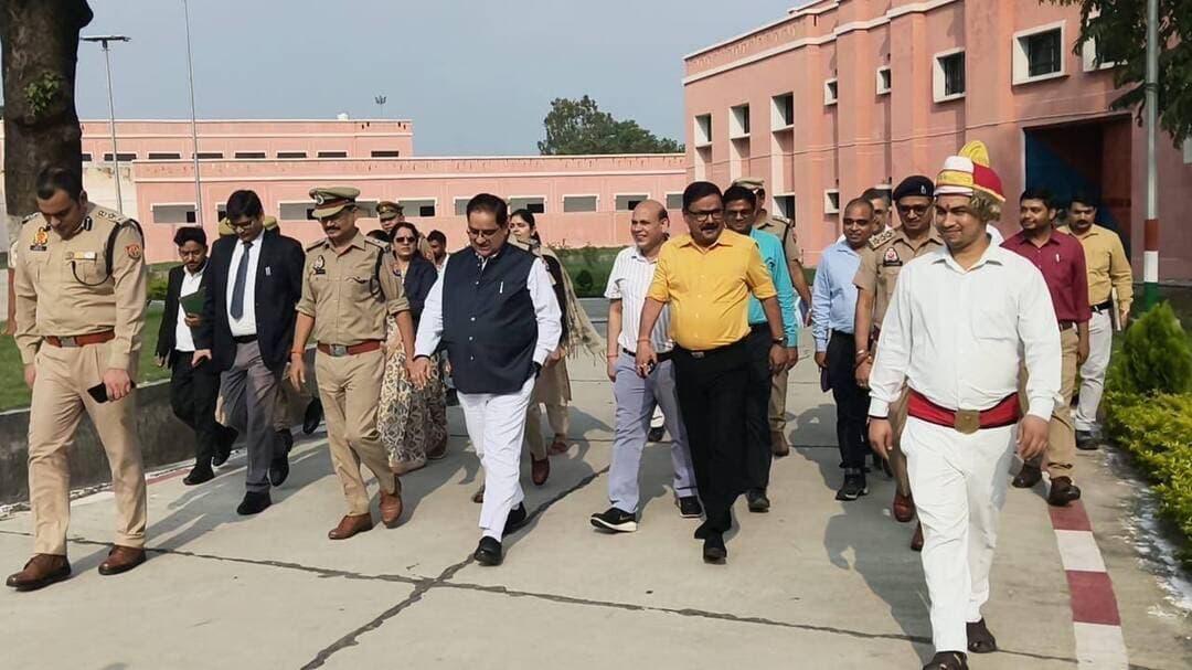 जिला कारागार का संयुक्त निरीक्षण
माननीय जनपद न्यायाधीश महोदय के नेतृत्व में जिलाधिकारी महोदय, वरिष्ठ पुलिस अधीक्षक महोदय, मुख्य न्यायिक मजिस्ट्रेट, सचिव, जिला विधिक सेवा प्राधिकरण, न्यायिक मजिस्ट्रेट प्रथम, मुख्य चिकित्सा अधिकारी एवं अन्य प्रशासनिक अधिकारियों द्वारा जिला कारागार का संयुक्त निरीक्षण किया गया।
निरीक्षण के दौरान कारागार की विभिन्न व्यवस्थाओं का विस्तृत जायजा लिया गया तथा बंदियों से संवाद कर उनके रहन-सहन, उपलब्ध सुविधाओं, स्वास्थ्य एवं दैनिक गतिविधियों के संबंध में जानकारी प्राप्त की गई। कारागार में स्वच्छता, सुरक्षा, भोजन, चिकित्सा सुविधाओं तथा बंदियों को उपलब्ध कराई जा रही अन्य मूलभूत सुविधाओं का भी अवलोकन किया गया।
इस दौरान बंदियों को जरी का कार्य करते हुए देखा गया। बंदियों द्वारा किए जा रहे इस प्रकार के कौशल एवं हस्तशिल्प कार्य उनकी रचनात्मक प्रतिभा को प्रोत्साहित करने के साथ-साथ उन्हें कौशल-विकास एवं आत्मनिर्भरता की दिशा में आगे बढ़ाने में सहायक हैं तथा उनके पुनर्वास एवं समाज की मुख्यधारा में पुनर्समावेशन की दिशा में सकारात्मक पहल को दर्शाते हैं।
निरीक्षण के दौरान बंदियों के विधिक अधिकारों एवं उन्हें उपलब्ध विधिक सहायता के संबंध में भी जानकारी प्राप्त की गई। साथ ही, पात्र बंदियों को आवश्यक विधिक सहायता उपलब्ध कराने तथा उनके कल्याण एवं पुनर्वास हेतु प्रभावी कदम उठाए जाने पर बल दिया गया।
Bareilly news Live