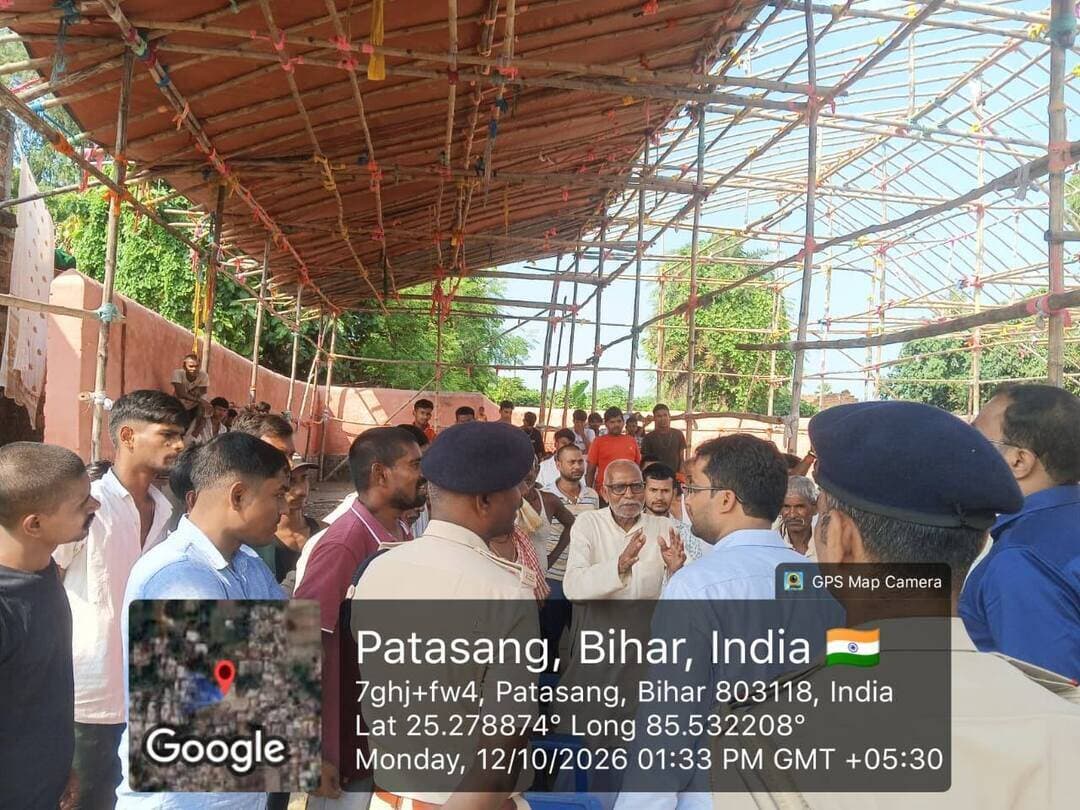 प्रेस विज्ञप्ति
---------------------------------
जिला पदाधिकारी महोदया के निर्देश के आलोक में आज दिनांक 12/10/2026 को अनुमंडल पदाधिकारी बिहारशरीफ एवं अनुमंडल पुलिस पदाधिकारी बिहारशरीफ 2 के द्वारा संयुक्त रूप से दुर्गा पूजा 2026 के अवसर पर रहुई प्रखंड अंतर्गत ग्राम कादी बिगहा में देवी स्थान में तैयार किये जा रहे पूजा पंडाल का निरीक्षण किया गया।
निरीक्षण के क्रम में संबंधित पूजा समिति के संचालक के द्वारा बताया गया कि अष्टमी एवं नवमी पूजा को श्रद्धालु की बहुत भीड़ होती हैं।
इस संबंध में आयोजकों को निर्देश दिया गया कि पूजा पंडाल में आने वाले लोगों के प्रवेश एवं निकास द्वार अलग-अलग करेंगे।
साथ ही पंडाल में विद्युत सुरक्षा एवं अग्नि सुरक्षा हेतु आवश्यक तैयारी करने हेतु भी निर्देशित किया गया ।
समिति के संचालकों को पूजा पंडाल में हमेशा अपने सहयोगी/वॉलेंटियर रहेगे । साथ ही CCTV camera भी लगायेंगे। वाहन पार्किंग की व्यवस्था करेंगे।
निरीक्षण के क्रम में अंचल अधिकारी रहुई, कार्यपालक पदाधिकारी, नगर पंचायत, रहुई एवं थाना अध्यक्ष, भागनबिगहा भी उपस्थित रहे।
Samrat Choudhary
CMO Bihar
Information & Public Relations Department, Government of Bihar
Bihar Police