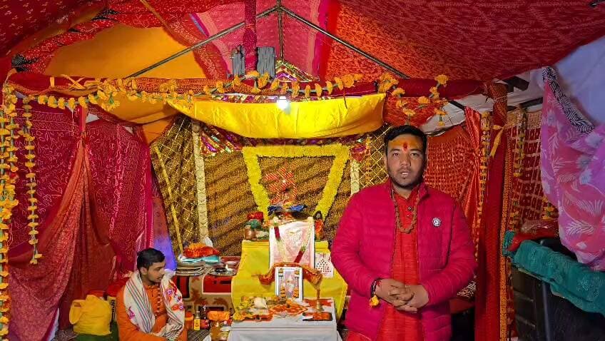 🚩🙏 केदारनाथ धाम में 9 दिवसीय भव्य नवरात्रि पाठ का आयोजन 🙏🚩
🔱 बाबा केदार के धाम में गूंज रहे मां दुर्गा के जयकारे!
विश्व प्रसिद्ध श्री केदारनाथ धाम में पूर्व परंपरा के अनुसार केदारसभा के तीर्थ पुरोहितों द्वारा नौ दिवसीय नवरात्रि पाठ का आयोजन किया जा रहा है। धार्मिक अनुष्ठान से धाम का वातावरण भक्तिमय बना हुआ है। 🚩
⚠️ 2013 की आपदा में ध्वस्त हुआ था नवदुर्गा मंदिर
वर्ष 2013 की विनाशकारी आपदा से पहले केदारनाथ धाम में नवदुर्गा मंदिर स्थित था, जो आपदा में ध्वस्त हो गया। इसके बाद से नवरात्रि पूजा टेंट में आयोजित की जा रही है।
📢 नवदुर्गा मंदिर के पुनर्निर्माण की उठी मांग
केदारसभा के मंत्री पं. अंकित सेमवाल ने शासन-प्रशासन से जल्द से जल्द नवदुर्गा मंदिर का निर्माण कराने की मांग की है, ताकि धाम में मां दुर्गा की पूजा-अर्चना पूर्व परंपरा के अनुरूप मंदिर में संपन्न हो सके।
🙏जय मां दुर्गा! जय बाबा केदार!🔱
#KedarnathDham #नवरात्रि #नवदुर्गा_मंदिर #केदारसभा #अंकित_सेमवाल #बाबा_केदार #उत्तराखंड
