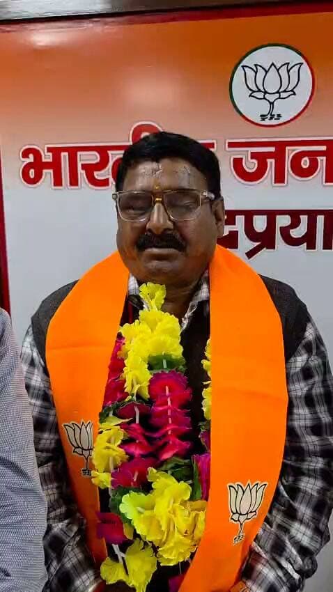 🚨 बड़ी खबर | रुद्रप्रयाग की राजनीति में बड़ा उलटफेर!🚨
🖊️ काली पेन का खुला राज! आखिर किसने की गद्दारी?
🔥 रुद्रप्रयाग कांग्रेस को बड़ा झटका!
रुद्रप्रयाग जिले की सियासत में मची हलचल! खलियाण वार्ड से जिला पंचायत सदस्य और कांग्रेस नेता ग्यालू लाल ने थामा भाजपा का दामन!
💥 कांग्रेस के लिए बड़ा सियासी झटका, भाजपा के खेमे में खुशी की लहर!
⚡ कांग्रेस में फिर शुरू हुआ ‘ये गया, वो गया’ का दौर
❓ क्या रुद्रप्रयाग की राजनीति में अभी और होंगे बड़े उलटफेर?
❓ काली पेन के पीछे की सियासी कहानी क्या है?
📢 नजर बनाए रखिए… रुद्रप्रयाग की सियासत में आगे क्या होगा?
#Rudraprayag #रुद्रप्रयाग #ग्यालूलाल #BJP #Congress #उत्तराखंड_राजनीति #सियासी_हलचल #BreakingNews