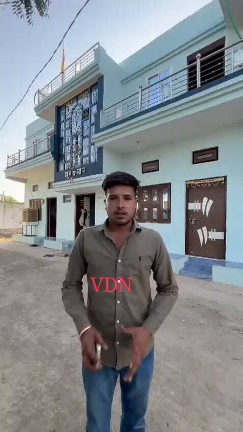 शंभूपुरा पंचायत में विकास में भेदभाव का आरोप, वोट नहीं देने पर घर के सामने नहीं बनाई सड़क।
दैनिक वीरधरा राजस्थान।
शंभूपुरा। 7 साल सरपंच रहने के बाद भी अगर फिर से चुनाव लड़ने के लिए आपको लोगो के सामने वोट के लिए हाथ फैलाने पड़े तो उम्मीदवार ओर जनता दोनों को समझ जाना चाइये कि कमी कहा रही, यही हाल शंभूपुरा पंचायत के सरपंच रहे अजय चौधरी के साथ हो रहा, उन्हें ना सिर्फ फिर से जीत के लिए वोट मांगने पड़ रहे बल्कि जगह जगह भारी विरोध भी झेलना पड़ रहा है, जिसके कई वीडियो सामने आ चुके है।
हाल ही में शंभूपुरा गांव में रोड लाइट में भेदभाव के मामले के बाद अब नया मामला सामने आया जिसमे शंभूपुरा पंचायत क्षेत्र के केसरपुरा नई आबादी में सड़क निर्माण में भेदभाव का गंभीर आरोप सामने आया है।
पीड़ित रोहित जाट निवासी केसरपुरा नई आबादी ने बताया कि 7 मई को पंचायत द्वारा सरपंच अजय चौधरी के कार्यकाल में सड़क का निर्माण करवाया गया था। आरोप है कि उनके घर को छोड़कर दोनों तरफ पक्की सड़क बना दी गई, जबकि बीच का हिस्सा कच्चा छोड़ दिया गया।
सोशल मीडिया पर जमकर वायरल हो रही वीडियो में रोहित जाट ने कहा "सरपंच द्वारा बोला गया कि आपने हमको वोट नहीं दिया है इसलिए आपके घर के बाहर रोड नहीं बनेगा, और सरकारी योजनाओं का लाभ भी आपको नहीं मिलेगा।"
मौके के वीडियो में साफ दिखाई दे रहा है कि दोनों तरफ सीसी रोड बनी हुई है और पीड़ित के घर के सामने लगभग 20-30 फीट का कच्चा हिस्सा छोड़ दिया गया है, जिससे आवागमन में परेशानी हो रही है।
ग्रामीणों ने जिला प्रसासन से मामले की जांच कर न्याय की मांग की है।
यह आरोप पीड़ित द्वारा लगाया गया है। हम निष्पक्षता के साथ दोनों पक्षों को सुनने के लिए तैयार है। पूर्व सरपंच अजय चौधरी का पक्ष आने पर उसे भी प्रकाशित किया जाएगा।
बहरहाल अभी विकास के नाम पर पिछले 7 साल में पिछड़ी शंभूपुरा पंचायत में अजय चौधरी को खासा विरोध झेलना पड़ रहा है, अब देखना यह है कि जनता का यह रोष क्या रंग लाएगा।