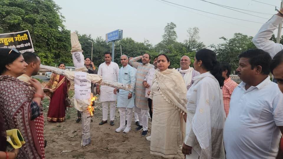 रेवाड़ी # भाजपा कार्यकर्ताओं ने जिलाध्यक्ष वंदना पोपली के नेतृत्व में राहुल गांधी का पुतला जलाया