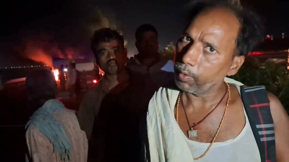 बेगूसराय के सिमरिया पुल पर अचानक चलती ट्रक में लग गई आग ड्राइवर खुद के भागा फायर विकेट की टीम पहुंची मौके पे