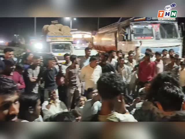 आगर मालवा के तनोडिया और पालखेड़ी में अघोषित बिजली कटौती से आक्रोशित ग्रामीणों ने इंदौर-कोटा हाईवे पर दो जगह चक्का जाम कर दिया। नवरात्रि में आरती के समय बिजली काटने से नाराज ग्रामीणों ने बीच सड़क पर हनुमान चालीसा का पाठ शुरू किया, जिससे यातायात ठप हो गया। प्रशासन स्थिति संभालने का प्रयास कर रहा है।
#ᴠɪʀᴀʟᴠɪᴅᴇᴏs #agar #news #blogger #india