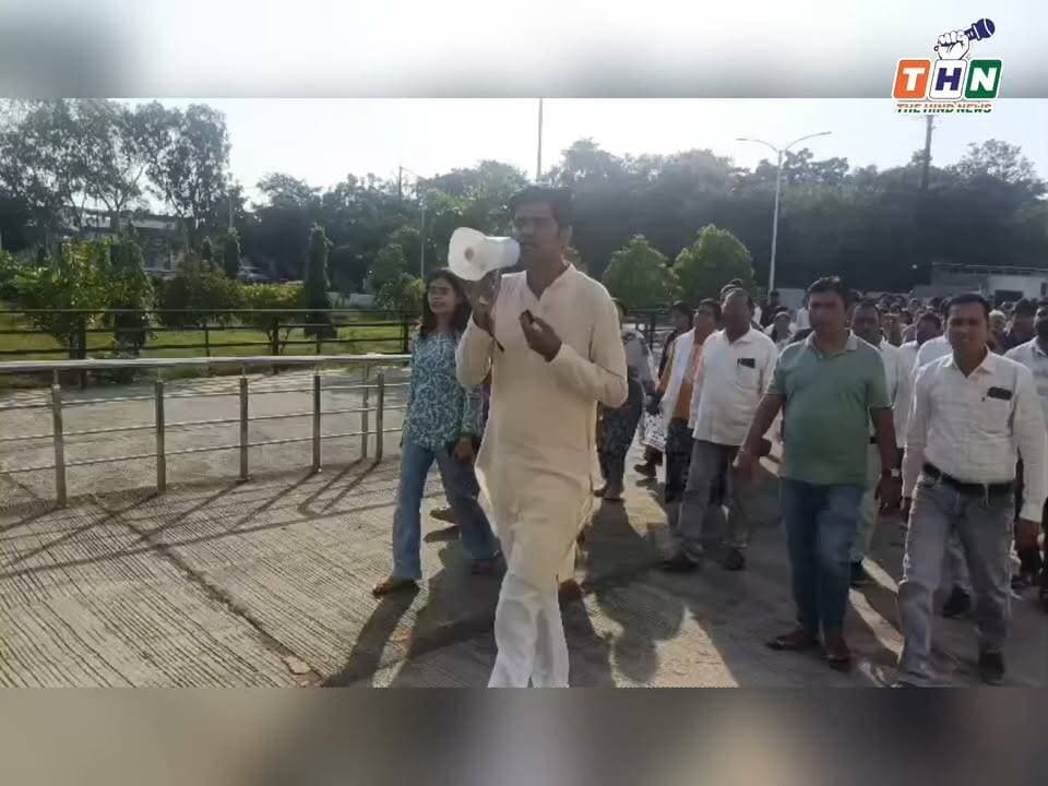 पांच पटवारियों की सेवा समाप्ति पर भड़का आक्रोश, कलेक्टर कार्यालय पहुंचे पटवारी, धरना देकर की बहाली की मांग; आंदोलन तेज करने की चेतावनी। #Agar #india #cm #viral #viralreels