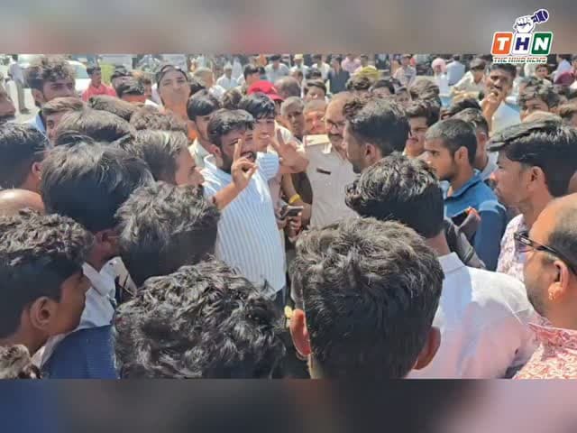 आगर मालवा के सुसनेर में फसल बेचने के बाद नगद भुगतान न मिलने पर किसानों का गुस्सा फूट पड़ा। नाराज किसानों ने मंडी के सामने हाईवे पर चक्काजाम कर दिया, जिससे यातायात थम गया। सूचना मिलते ही एसडीएम और पुलिस अमला मौके पर पहुंचा और किसानों को समझाकर जाम खुलवाने में जुटा है। #agar #india #susaner #ᴠɪʀᴀʟᴠɪᴅᴇᴏs