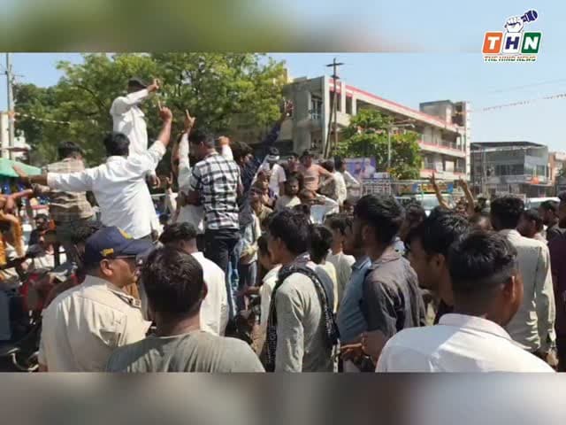 आगर कृषि उपज मंडी में बुधवार को सोयाबीन के कम दाम मिलने और हमाली के नाम पर ₹20 प्रति बोरी की कटौती से आक्रोशित किसानों ने जमकर हंगामा किया। नाराज किसानों ने मुख्य छावनी नाका चौराहे पर चक्का जाम कर दिया, जिसे प्रशासन और पुलिस द्वारा उचित कार्रवाई का आश्वासन देकर शांत कराया गया। #agar #ᴠɪʀᴀʟᴠɪᴅᴇᴏs #india #viral #mandi