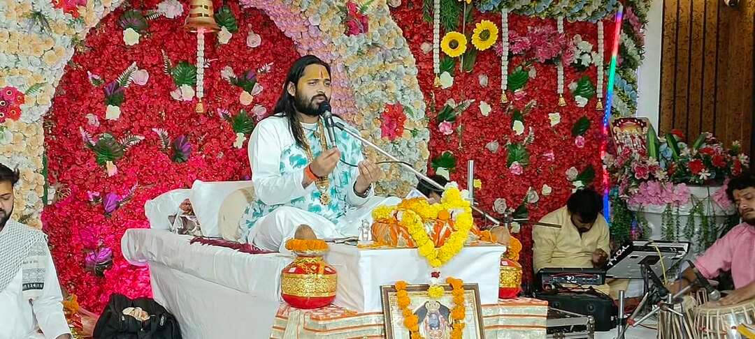 रामकथा के दूसरे दिन यथार्थ पाकर झूमने लगे श्रद्धालु
राम से बड़ा राम का नाम : संत रामझुलन दास महाराज
भिवानी।
छोटी कांशी भिवानी के दादरी गेट राजश्री बैंकेट हाल में अखिल भारतीय श्री दादू सेवक समाज के तत्वावधान में अशोक बुवानीवाला परिवार की तरफ से आयोजित रामकथा के कथा के दूसरे दिन शुरुआत में आरती व श्री राम की पावन स्तुति की गई।
कथा वाचक पूज्य संत रामझूलन दास महाराज ने मुखारविंद से जीवन के यथार्थ को परिभाषित करते हुए श्री राम के जीवन पर प्रकाश डाला।
उन्होंने कहा कि श्री रामचरित मानस एक सरोवर है, जिसके चार घाट हैं।वहीं रामकथा सभी संशयों को दूर भी करती है।
भगवान श्रीराम का जीवन केवल धार्मिक आस्था का विषय नहीं, बल्कि मर्यादा, त्याग, सत्य, कर्तव्य, सेवा और आदर्श जीवन का संदेश देता है। श्रीराम कथा के माध्यम से इन जीवन मूल्यों को समाज तक पहुंचाने तथा नई पीढ़ी को भारतीय संस्कृति और सनातन संस्कारों से जोडऩे का प्रयास किया जा रहा है।कथा के दौरान श्रद्धालुओं को भगवान श्रीराम के जीवन से जुड़े विभिन्न प्रसंगों का श्रवण करने का अवसर भी प्रदान किया गया। संत रामझूलन दास जी महाराज ने अपनी ओजस्वी वाणी से भगवान श्रीराम की लीलाओं, आदर्शों और मर्यादा पुरुषोत्तम के जीवन चरित्र का वर्णन करते हुए कहा कि जो राम को जान लेगा,उसकी समझो नैया पार है।
उन्होंने कहा कि श्री राम कथा केवल एक धार्मिक आयोजन नहीं, बल्कि समाज को संस्कार, सद्भाव, सेवा और आपसी भाईचारे से जोडऩे का आध्यात्मिक अभियान है। उन्होंने भगवान श्रीराम का स्मरण और कथा श्रवण करते हुए सकारात्मक ऊर्जा, संस्कार और आध्यात्मिक चेतना का संचार किया।
उन्होंने कहा कि तीर्थराज-प्रयागराज भरत महाराज की स्थली मानी जाती है, वह भी संशय दूर करती है।
दशरथ नन्दन राम के चरित्र में तप,बल,शक्ति, त्याग,मोह,अपने पराए श्रद्धा व श्रदालु को इंगित करता है।
रामकथा के दूसरे दिन गोस्वामी तुलसीदास जी की घटनाओं से भी कथावाचक ने जिक्र करते हुए कहा कि सत्संग सुनने की इच्छा तक बताया।
इस मौके पर समाजसेवी पूनम अग्रवाल, प्रीतम अग्रवाल, बाबू राम आर्य,बालकिशन अग्रवाल, नरेश लिखा,भानुप्रकाश शर्मा, प्रेम धमीजा, रिसाल सरपंच, सुरेश अरोड़ा पूर्व पार्षद,घनश्याम दास अग्रवाल वजगत नायरायण भारद्वाज सहित सैंकड़ों महिला व पुरूष श्रद्धालुगण मौजूद रहे।