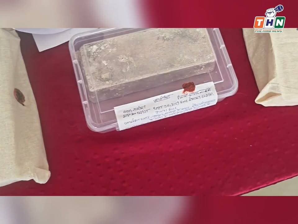 आगर-मालवा जिले की नलखेड़ा पुलिस ने थाना प्रभारी शशि उपाध्याय के कुशल नेतृत्व में सर्राफा व्यापारी पारस सोनी से हुई लूट का खुलासा किया है। पुलिस ने राजस्थान तक दबिश देकर 8 आरोपियों को गिरफ्तार किया तथा उनके पास से 14 किलो से अधिक चांदी और दो बोलेरो वाहन जब्त किए हैं। SP Agar Malwa #ᴠɪʀᴀʟᴠɪᴅᴇᴏs #NewsUpdate #viralpost #newstoday