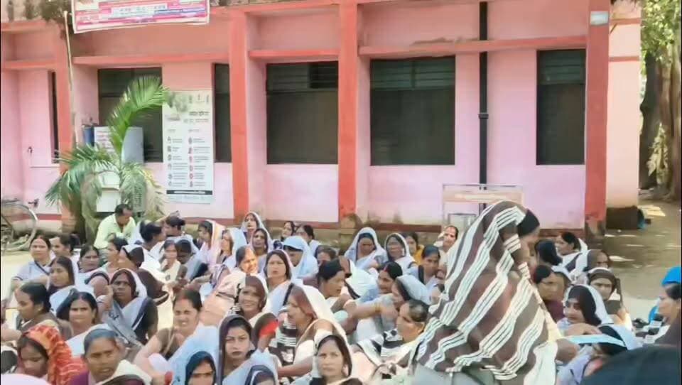 सामुदायिक केंद्र स्वामीनारायण छपिया में आशाओं का वेतनवृद्धि को लेकर प्रदर्शन