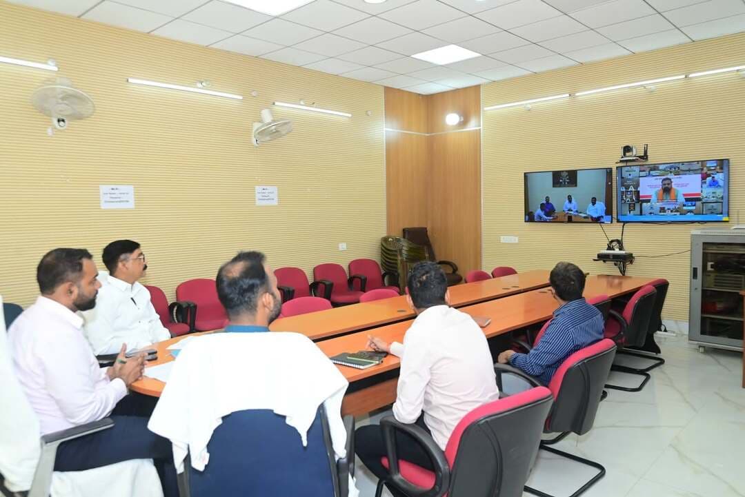 *मुख्यमंत्री द्वारा बाढ़ प्रभावित परिवारों के बैंक खातों में जीआर राशि का ऑनलाइन अंतरण*
*पूर्वी चंपारण जिला में 7732 लाभार्थियों के खाते 5.41करोड़ की राशि का किया गया भुगतान*
श्री सम्राट चौधरी माननीय मुख्यमंत्री बिहार के द्वारा आज दिनांक 12 अक्टूबर 2026 को बाढ़ प्रभावित परिवारों को निर्धारित राहत सहायता के अंतर्गत जीआर (Gratuitous Relief) राशि का अंतरण किया गया। इस अवसर पर जिलाधिकारी श्री सौरभ सुमन यादव के साथ नगर आयुक्त , अपर समाहर्ता, सहायक समाहर्ता एवं अन्य पदाधिकारीगण समाहरणालय स्थित एनआईसी से ऑनलाइन कार्यक्रम में जुड़े तथा जिले में जीआर भुगतान की प्रगति की समीक्षा की।
आपदा सम्पूर्ति पोर्टल की वित्तीय रिपोर्ट के अनुसार, पूर्वी चंपारण जिले में कुल 7731 लाभार्थियों के खाते में 5,41,17,000 (05 करोड़ 41 लाख 17 हजार) की राशि का अंतरण किया गया।
प्रखंडवार रिपोर्ट के अनुसार, अरेराज में 2963, संग्रामपुर में 2124,केसरिया में 1794 और पहाड़पुर में 850 परिवारों को बाढ़ राहत अंतर्गत प्रत्येक परिवार को ₹7000 की दर से राशि उपलब्ध कराई गई है।
जिला प्रशासन द्वारा शेष लाभार्थियों के दस्तावेजों के सत्यापन, प्रखंड स्तर से अनुशंसा तथा जिला स्तर पर जांच की प्रक्रिया को आगे बढ़ाया जा रहा है, ताकि पात्र लाभार्थियों को निर्धारित प्रावधानों के अनुसार राहत राशि उपलब्ध कराई जा सके। अरेराज अंचल में 2924, संग्रामपुर में 2108, केसरिया में में 1786 एवं पहाड़पुर अंचल में 847 लाभार्थियों का जीआर भुगतान होना अभी शेष है।
Information & Public Relations Department, Government of Bihar Disaster Management Department Govt. of Bihar
