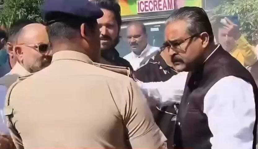 SHO को धक्का देकर BJP विधायक बोले- क्या तकलीफ है पीछे चलो...ओए दूसरा पुतला ले कर आओ,देखते हैं भें.....कौन रोकता है हिमाचल में पूर्वमंत्री विक्रम ठाकुर की पुलिस के साथ तीखी बहस!
#dehrakangra #highlight #NewsUpdate #Dhaliara #BJPHimachalPradesh