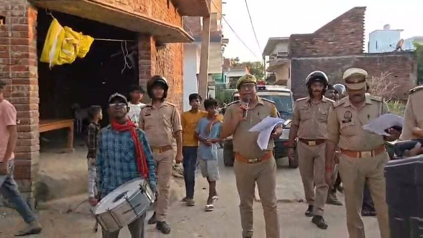 बस्ती: ढोल-नगाड़ों के साथ आरोपी के घर पहुंची पुलिस 🤔🤔🤔🤔🤔 #बस्ती #पुलिस #up #viral