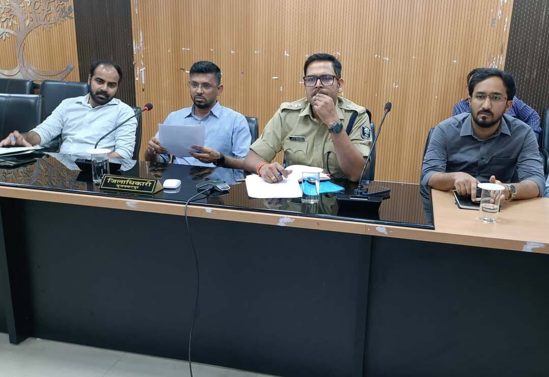 जिलाधिकारी एवं वरीय पुलिस अधीक्षक की अध्यक्षता में दुर्गा पूजा जिला शांति समिति की बैठक का आयोजन हुआ
==========================
पूजा आयोजन समितियों के प्रतिनिधियों से विस्तृत विमर्श किया गया तथा उनका सुझाव लिया गया
-------------------------------
आसूचना तंत्र को सुदृढ़ एवं सक्रिय रखें; संवेदनशील स्थानों पर विशेष सतर्कतामूलक कार्रवाई करें: डीएम व एसएसपी ने अधिकारियों को दिया निदेश
==========================
पूजा समितियों से निरंतर समन्वय बनाएँ रखें; सभी स्टेकहोल्डर्स के साथ सार्थक संवाद कायम रखेंः डीएम ने क्षेत्रीय पदाधिकारियों को दिया निदेश
========================
सभी थानाध्यक्ष पंडालों का भ्रमण करेंगे; जुलूसों के साथ थाना की एस्कॉर्ट पार्टी चलेगी; क्यूआरटी नियमित गश्ती करेगीः एसएसपी
------------------------------------
डीएम ने कहाः विधि-व्यवस्था संधारण से कोई समझौता नहीं किया जा सकता है; पदाधिकारीगण सावधानी बरतें; क्यूआरटी एवं क्यूएमआरटी सक्रिय रखें; ड्रोन से नज़र रखें
=====================
उत्कृष्ट भीड़-प्रबंधन, सुगम यातायात एवं सुदृढ़ विधि-व्यवस्था संधारण प्रशासन की सर्वाेच्च प्राथमिकता; सभी पदाधिकारी इसके लिए सजग, तत्पर एवं प्रतिबद्ध रहेंः डीएम व एसएसपी
==========================
जिलाधिकारी, मुजफ्फरपुर श्री कुमार गौरव एवं वरीय पुलिस अधीक्षक, मुजफ्फरपुर श्री कांतेश कुमार मिश्र की संयुक्त अध्यक्षता में आज समाहरणालय स्थित सभागार में दुर्गा पूजा, 2026 के अवसर पर जिला शांति समिति की बैठक का आयोजन हुआ। इसमें विभिन्न पूजा समितियों के अध्यक्षों/ सदस्यों/ प्रतिनिधियों, अन्य गणमान्य व्यक्तियों, सिविल सोसाईटी के सदस्यों एवं पदाधिकारियों ने भाग लिया।
जिलाधिकारी एवं वरीय पुलिस अधीक्षक ने एक-एक कर सभी आयोजन समितियों के प्रतिनिधियों के साथ विस्तृत चर्चा की तथा उनके सुझावों से अवगत हुए। साथ ही उन्हें सरकार के आदेशों, जन सुरक्षा के मापदंडों, यातायात प्रबन्धन सहित जिला प्रशासन की तैयारियों के बारे में विस्तृत जानकारी दी गई। अधिकारीद्वय ने कहा कि दुर्गा पूजा के अवसर पर उत्कृष्ट भीड़-प्रबंधन, सुगम यातायात तथा सुदृढ़ विधि-व्यवस्था संधारण प्रशासन की सर्वाेच्च प्राथमिकता है। संपूर्ण प्रशासनिक तंत्र इसके लिए सजग, तत्पर एवं प्रतिबद्ध है।
जिलाधिकारी एवं वरीय पुलिस अधीक्षक ने कहा कि पदाधिकारियों को निर्देश दिया गया है कि क्षेत्रीय पदाधिकारीगण सभी हितधारकों (स्टेकहोल्डर्स) से सार्थक संवाद कायम रखें। पूजा समितियों से निरंतर समन्वय बनाएँ रखें। उनके सुझावों पर नियमानुसार कार्रवाई करें। सुविकसित कॉम्युनिकेशन प्लान सुनिश्चित कर विधि-व्यवस्था का संधारण करेंगे। आसूचना तंत्र को सुदृढ़ एवं सक्रिय रखें तथा संवेदनशील स्थानों पर विशेष सतर्कतामूलक कार्रवाई करें। सभी एसडीओ एवं एसडीपीओ स्वयं भ्रमणशील रहें एवं क्षेत्र का जायजा लें। सभी स्तरों पर शांति समिति की ससमय बैठक कर लें। जुलूस का मार्ग परम्परागत रहेगा। इसे बदला नहीं जाएगा। अपरिहार्य स्थिति में इसे बदलने के लिए एसडीओ एवं एसडीपीओ द्वारा सभी मानकों का अक्षरशः अनुपालन सुनिश्चित किया जाएगा। सभी अनुमंडल पदाधिकारी एवं अनुमंडल पुलिस पदाधिकारी अपने-अपने क्षेत्रों में तैयारियों का पर्यवेक्षण करें। सोशल मीडिया मॉनिटरिंग सेल को सतत क्रियाशील रखें। अफवाहों का त्वरित खंडन करें। पूर्व की घटनाओं में शामिल लोगों के विरूद्ध निरोधात्मक कार्रवाई करें। भीड़ की गतिविधियों पर सीसीटीवी से निगरानी करें तथा इस आशय का फ्लेक्स/बैनर जगह-जगह प्रदर्शित करें कि आप सीसीटीवी की नजर में हैं। किसी भी आपात स्थिति से निपटने के लिए क्विक रिस्पांस टीम (क्यूआरटी) एवं क्विक मेडिकल रिस्पांस टीम (क्यूएमआरटी) तैनात रखें। आवश्यकतानुसार ड्रोन से गतिविधियों पर नज़र रखें। मद्य-निषेध अधिनियम का उल्लंघन करने वालों के विरुद्ध सख्त कार्रवाई करें।
जिलाधिकारी ने निदेश देते हुए कहा किः-
1. त्योहार के दौरान किसी भी प्रकार का मेला, सांस्कृतिक कार्यक्रम, रावण वध, जुलूस, विसर्जन जुलूस इत्यादि कार्यक्रमों का आयोजन जिला प्रशासन की पूर्व अनुमति के बिना नहीं किया जाएगा।
2. पूजा आयोजन हेतु शत-प्रतिशत अनुज्ञप्ति निर्गत कराना/नवीकरण कराना अनिवार्य है। पंडाल एवं जुलूस दोनों के लिए लाइसेंस अनिवार्य है।
3. आपदा प्रबंधन विभाग के गाईडलाईन के अनुसार पूजा पंडालों का निर्माण एवं संचालन सुनिश्चित किया जाना अनिवार्य है।
4. आयोजकों के द्वारा पंडालों के पास सीसीटीवी/वीडियोग्राफी की व्यवस्था रहेगी।
5. आयोजकों द्वारा अग्निशमन की ठोस व्यवस्था किया जाना अनिवार्य है।
6. सभी पूजा पंडालों में प्रावधान के अनुसार विद्युत कनेक्शन की व्यवस्था सुनिश्चित रहनी चाहिए
7. भीड़ प्रबंधन हेतु लाउडस्पीकर की समुचित व्यवस्था रहनी चाहिए
8. आपत्तिजनक स्लोगन, कार्टून इत्यादि पर रोक है।
9. किसी भी प्रवाह में मूर्ति विसर्जन पर पूर्ण रूप से प्रतिबंध लगाया गया है। मूर्ति का विसर्जन अस्थायी तालाब में ही किया जाना है।
10. आतिशबाजी पर रोक है।
11. डीजे पूर्ण रूप से प्रतिबंधित है।
=====================
जिलाधिकारी ने कहा कि पूजा स्थलों पर महिलाओं एवं पुरूषों के लिए अलग-अलग पंक्ति रहना चाहिए ताकि श्रद्धालुओं को भी कोई समस्या न हो तथा भीड़ प्रबंधन एवं विधि-व्यवस्था संधारण भी सुगमता से किया जा सके। सभी संबंधित पदाधिकारी पूजा समितियों से समन्वय कर इसे सुनिश्चित करेंगे।
=====================
विदित हो कि दुर्गा पूजा के आयोजन के क्रम में जनहित एवं आम जनता की व्यापक सुरक्षा के दृष्टिकोण से आवश्यक दिशा-निर्देश दुर्गापूजा के आयोजकों/व्यवस्थापकों को दिये गये हैं जो निम्नलिखित हैः-
1. पूजा पंडाल में विधिवत विद्युत सम्बद्धता अवश्य लें एवं पंडाल का निर्माण विद्युत तारों से सुरक्षित दूरी पर ही करें जिसे विद्युत अधिनियमों का उल्लंघन नहीं हो।
2. पंडालों की मजबूती का विधिवत जाँच करायी जाए।
3. पूजा पंडाल के निर्माण में अग्नि सुरक्षा नियमों एवं मानकों का अनुपालन किया जाए।
4. पंडाल निर्माण के संबंध में सड़क, जलापूर्ति निकासी, टेलीफोन, बिजली के केबुल तथा सरकारी एवं लोक सम्पत्ति को क्षति न पहुंचे, यह सुनिश्चित किया जाय।
5. पंडाल निर्माण के क्रम में इस बात का ध्यान रखा जाय कि यातायात व्यवस्था प्रतिकूल ढंग से प्रभावित नहीं हो। वाहनों का परिचालन सजावटों के कारण प्रभावित न हो।
6. ध्वनि प्रदूषण यथा लाउडस्पीकर के संबंध में नियमों का अनुपालन किया जाय।
जिलाधिकारी ने कहा कि जनहित में ऐसा किया जाना आवश्यक है तथा इसकी अनुपालन न होने की स्थिति में सभी क्षतियों एवं परिणामों की जिम्मेवारी आयोजकों/व्यवस्थापकों/समितियों की होगी। विधिवत निर्माण हेतु आवश्यक अनापत्ति प्रमाण-पत्र सम्बद्ध विभाग से प्राप्त कर लेना आवश्यक है।
=====================
===================
* *दुर्गा पूजा, दशहरा एवं रावण वध कार्यक्रम के अवसर पर जिला प्रशासन, मुजफ्फरपुर द्वारा जनहित में जारी एडवाइजरी*:
* मेले के लिए घर से निकलते समय अपने बच्चों के पॉकेट में नाम, पता और मोबाईल नम्बर लिखकर अवश्य रखें। मेले में बच्चों का हाथ कभी न छोड़ें। उन्हें इधर-उधर जाने न दें। महिलाओं और बच्चों का विशेष ध्यान रखें।
* किसी भी प्रकार का अफवाह न फैलाएँ और न ही उस पर ध्यान दें। शांति बनाए रखें।
* मेले में पटाखे एवं ज्वलनशील पदार्थ साथ न ले जाएँ। धूम्रपान व किसी भी नशे का सेवन न करें। मेले में किसी भी प्रकार की अव्यवस्था न फैलाएँ।
* मेले में सड़क पर धीरे-धीरे जाएँ, कतारबद्ध होकर जाएँ, जल्दबाज़ी बिल्कुल न करें।
* इमरजेंसी मार्ग को कभी अवरुद्ध न करें।
* सुरक्षा मानकों का अनुपालन करें, स्वयं भी सुरक्षित रहें तथा अन्य लोगों को भी सुरक्षित रखें।
* सुरक्षा जाँच आपके एवं आपके परिवार की सुरक्षा हेतु आवश्यक है। अतः सुरक्षा जाँच में सहयोग करें।
* किसी भी प्रकार की लावारिस वस्तु या संदिग्ध वस्तु अगर आपको दिखाई पड़े, तो इसकी सूचना तुरंत वहाँ पर प्रतिनियुक्त दण्डाधिकारी, पुलिस पदाधिकारी, थानाध्यक्ष, नियंत्रण कक्ष या डायल 112 को दें और उस संदिग्ध वस्तु को बिल्कुल ना छुएँ।
* आपकी सावधानी ही सबकी सुरक्षा है। आइए हम सब मिलकर त्योहार को आस्था, अनुशासन और सुरक्षा का पर्व बनाएं।
===================
जिलाधिकारी ने पदाधिकारियों को निर्देशित करते हुए कहा कि पूजा आयोजन हेतु शत-प्रतिशत अनुज्ञप्ति निर्गत/नवीकरण कराना सुनिश्चित करेंगे। अनुज्ञप्ति में अंकित स्थल एवं मूर्ति विसर्जन मार्ग का शत-प्रतिशत भौतिक सत्यापन भी सुनिश्चित करेंगे। पंडालों के पास सीसीटीवी की व्यवस्था रहनी चाहिए। आयोजन एवं पंडाल की अनुज्ञप्ति में ही यह शर्त प्रविष्ट करेंगे कि पूजा समिति के आयोजक पूजा पंडालों में चिन्हित स्थानों पर सी.सी.टी.वी. कैमरों का अस्थायी रूप से अधिष्ठापन करवायेंगें ताकि भीड़ की गतिविधियों पर कड़ी नजर रखी जा सके। किसी भी प्रकार के अफवाह से बचने तथा सोशल मीडिया पर भी अफवाहों से बचने हेतु व्यापक प्रचार-प्रसार के साथ ही माईकिंग भी कराया जाय। अफवाह फैलाने वाले असामाजिक तत्वों के विरूद्ध सुसंगत धाराओं के अंतर्गत नियमानुसार कार्रवाई भी सुनिश्चित करेंगे। आपतिजनक स्लोगन, कार्टून इत्यादि पर रोक है। इसे सभी पदाधिकारी सख्ती से सुनिश्चित करेंगे।
वरीय पुलिस अधीक्षक ने कहा कि सभी थानाध्यक्ष पंडालों का भ्रमण करेंगे। क्यूआरटी नियमित गश्ती करेगी। सभी जुलूस के साथ थाना की एस्कॉर्ट पार्टी चलेगी।
जिलाधिकारी एवं वरीय पुलिस अधीक्षक ने इस बैठक में पदाधिकारियों को निर्देश देते हुए कहा कि पर्व-त्योहार के अवसर पर सुदृढ़ प्रशासनिक तैयारी सुनिश्चित रहनी चाहिए। विधि-व्यवस्था से किसी भी तरह का समझौता नहीं किया जा सकता है। जिलाधिकारी एवं वरीय पुलिस अधीक्षक ने कहा कि जिला स्तर से मुख्य-मुख्य स्थलों पर दंडाधिकारियों तथा पुलिस पदाधिकारियों की प्रतिनियुक्ति की जाएगी। सभी अनुमंडल पदाधिकारी तथा अनुमंडल पुलिस पदाधिकारी सार्वजनिक स्थलों पर भीड़-नियंत्रण के मानकों के अनुसार क्षेत्रीय आवश्यकता का आकलन करते हुए दण्डाधिकारियों एवं पुलिस पदाधिकारियों की अतिरिक्त प्रतिनियुक्ति करेंगे।
जिलाधिकारी एवं वरीय पुलिस अधीक्षक ने कहा कि पूर्व की बैठक में अनुमंडलवार एवं अंचलवार तैयारियों की वृहद समीक्षा की गई थी। अनुमंडल पदाधिकारियों एवं अनुमंडल पुलिस पदाधिकारियों को ससमय शांति समिति की बैठक आयोजित करने का निदेश दिया गया था। सभी पदाधिकारी संवेदनशील एवं अतिसंवेदनशील स्थानों पर विशेष सतर्कता बरतेंगे तथा असामाजिक तत्वों के विरूद्ध निरोधात्मक एवं दण्डात्मक कार्रवाई करेंगे।
जिलाधिकारी ने निदेश दिया कि एसडीओ अनुमंडल स्तरों पर नियंत्रण कक्ष का गठन करेंगे। नियंत्रण कक्ष में प्रतिनियुक्त पदाधिकारियों/पुलिस पदाधिकारियों/कर्मियों के अतिरिक्त क्विक रिसपॉन्स टीम (क्यू.आर.टी) का भी गठन करें ताकि आवश्यकता पड़ने पर उनका उपयोग किया जा सके।
जिलाधिकारी ने कहा कि दुर्गा पूजा में विभिन्न मंदिरों तथा सावर्जनिक दुर्गा पूजन स्थलों पर श्रद्धालुओं की काफी भीड़ होने की संभावना रहती है। अनेक स्थानों पर रावण-वध कार्यक्रम होता है। अतः सतर्कता के साथ तैयारी सुनिश्चित करनी होगी। सभी अनुमंडल पदाधिकारी एवं अनुमंडल पुलिस पदाधिकारी यह सुनिश्चित करेंगे कि प्रतिनियुक्त दंडाधिकारी तथा पुलिस पदाधिकारी भीड़ प्रबंधन के मानकों का दृढ़ता के साथ परन्तु विनम्रतापूर्वक अनुपालन कराएंगे। गश्ती दल द्वारा रेगुलर पेट्रोलिंग की जाए। नियंत्रण कक्ष से भीड़ पर निगरानी रखी जाए। सीसीटीवी कैमरा एवं वीडियोग्राफी के माध्यम से अनुश्रवण किया जाए। मेडिकल कैम्प एवं ‘मे आई हेल्प यू’ काउण्टर भी क्रियाशील रखें। यथेष्ट प्रशासनिक सतर्कता, यथोचित निगरानी तथा सुरक्षामूलक कार्रवाई करें।
जिलाधिकारी ने सभी अनुमंडल पदाधिकारियों एवं अनुमंडल पुलिस पदाधिकारियों को ससमय शांति समिति की बैठक आयोजित करने का निदेश दिया। अंचल/थाना एवं अनुमण्डल स्तर पर शांति समिति की बैठक में स्थानीय स्तर पर सक्रिय युवकों, गणमान्य व्यक्तियों एवं सिविल सोसाईटी के सक्रिय सदस्यों को भी आमंत्रित करते हुए उनसे सुझाव प्राप्त किया जाय तथा बैठक की विधिवत उपस्थिति पंजी एवं कार्यवाही तैयार करायें। जिलाधिकारी ने अधिकारियों को निदेश दिया कि पूजा समितियों से सक्रिय कार्यकर्ताओं की सूची मोबाइल नं. के साथ तैयार करें। उन्होंने कहा कि सभी पदाधिकारी संवेदनशील एवं अतिसंवेदनशील स्थानों पर विशेष सतर्कता बरतेंगे तथा असामाजिक तत्वों के विरूद्ध निरोधात्मक एवं दण्डात्मक कार्रवाई करेंगे। कॉम्युनिकेशन प्लान सुनिश्चित कर विधि-व्यवस्था का संधारण करेंगे।
जिलाधिकारी ने कहा कि लाउडस्पीकर की नियुमानसार सशर्त अनुमति अनुमंडल पदाधिकारी से प्राप्त की जाएगी। रात्रि 10 बजे से सुबह 06.00 बजे तक लाउडस्पीकर पर रोक है। डीजे पर हर परिस्थिति में पूर्ण प्रतिबंध रहेगा एवं पूर्णरूपेण वर्जित रहेगा। इसे सुनिश्चित किया जाए।
जिलाधिकारी ने अनुमंडल पदाधिकारियों को नावों का निबंधन, नावों की संख्या, प्रशिक्षित गोताखोरों की संख्या, कार्यरत नाविकों की संख्या आदि बिन्दुओं की सूक्ष्म समीक्षा संबंधित पदाधिकारियों के साथ कर लेने का निदेश दिया। सुरक्षा के दृष्टिकोण से एवं दुर्घटना से बचाव हेतु त्योहारों के अवसर पर निजी नावों के परिचालन-परिवहन सुरक्षा हेतु बिहार आदर्श नौका अधिनियम, 1985 के तहत नियंत्रणात्मक विधियों को लागू करने का निदेश दिया गया। विसर्जन के दिन नदी में बिना अनुमति के नाव परिचालन पर रोक रहेगी।
जिलाधिकारी ने निदेश दिया कि सभी अनुमंडल पदाधिकारी अपने स्तर पर बैठक आहूत कर अनुमंडल अग्निशमन पदाधिकारी से अग्निशमन संयंत्रों की संख्या, कार्यशीलता, फायर ऑडिट, अग्निशमन वाहन की उपलब्धता, वाटर रिफलिंग के संसाधन के बिन्दुओं पर समीक्षा कर लेंगे। विसर्जन जुलूस एवं विसर्जन स्थल पर आतिशबाजी पर रोक है। सभी अनुमंडल पदाधिकारी एवं अनुमंडल पुलिस पदाधिकारी इसका अनुपालन कराएंगे।
जिलाधिकारी द्वारा अपर समाहर्ता आपदा प्रबंधन को नदी घाटों पर एसडीआरएफ एवं एनडीआरएफ टीम की प्रतिनियुक्ति सुनिश्चित करने का निदेश दिया गया।
जिलाधिकारी एवं वरीय पुलिस अधीक्षक ने कहा कि विजयादशमी के दिन जिले में अनेक स्थानों पर रावण वध कार्यक्रम आयोजित होता है। सभी क्षेत्रीय पदाधिकारी इस अवसर पर दंडाधिकारियों एवं पुलिस पदाधिकारियों की प्रतिनियुक्ति के साथ विधिवत ढंग से प्रशासनिक व्यवस्था करेंगे।
जिलाधिकारी एवं वरीय पुलिस अधीक्षक ने कहा है कि किसी भी प्रकार की अप्रिय घटना को रोकना प्रतिनियुक्त दंडाधिकारी/थानाध्यक्ष/सीओ/एसडीओ/एसडीपीओ की विशेष जिम्मेवारी है। थानाध्यक्षों एवं अन्य पदाधिकारियों को आसूचना तंत्र को सुदृढ़ कर विधि-व्यवस्था संधारण को सफल बनाने का निदेश दिया गया है। थानाध्यक्ष अपने-अपने इलाके में विधि-व्यवस्था के लिए पूर्ण रूप से उत्तरदायी हैं।
जिलाधिकारी द्वारा दुर्गा पूजा एवं दशहरा पर्व के अवसर पर जन सुरक्षा हेतु बुडको, पथ निर्माण विभाग, नगर निगम सहित विभिन्न एजेंसियों को सड़क पर के गड्ढों को तुरंत भरने, सड़कों की मरम्मती एवं समतलीकरण करने तथा मार्गों को मोटरेबल रखने का निदेश दिया गया है। इसमें किसी भी प्रकार की शिथिलता या लापरवाही पर संबंधित एजेंसियों एवं इसके दोषी अधिकारियों के विरूद्ध विधिसम्मत कार्रवाई की जाएगी।
दुर्गापूजा के अवसर पर निर्बाध बिजली आपूर्ति सुनिश्चित की जाएगी। विद्युत कार्यपालक अभियंता क्षेत्रों में निर्बाध बिजली आपूर्ति सुनिश्चित करेंगे।
पुलिस उपाधीक्षक, यातायात उत्कृष्ट यातायात प्रबंधन सुनिश्चित करेंगे तथा *यातायात प्लान मीडिया के माध्यम से प्रसारित* करेंगे।
दुर्गापूजा के अवसर पर आकस्मिक स्थिति से निपटने हेतु डॉक्टर, पारा मेडिकल स्टाफ एवं आवश्यक जीवन रक्षक दवाओं के साथ एम्बुलेंस सिविल सर्जन प्रतिनियुक्त करेंगे।
जिला अग्निशमन पदाधिकारी को निर्देशित किया गया कि दुर्गापूजा के अवसर पर आकस्मिक स्थिति से निपटने हेतु फायर दस्ता प्रतिनियुक्त करना सुनिश्चित करेंगे।
इस बैठक में जिलाधिकारी एवं वरीय पुलिस अधीक्षक के साथ नगर आयुक्त, उप विकास आयुक्त, पुलिस अधीक्षक, अपर जिला दंडाधिकारी विधि व्यवस्था, अपर समाहर्ता आपदा प्रबंधन एवं अन्य जिला स्तरीय अधिकारीगण, सभी अनुमंडल पदाधिकारी, अनुमंडल पुलिस पदाधिकारी, पूजा आयोजन समितियों के पदाधिकारी, अन्य गणमान्य व्यक्ति, सिविल सोसाईटी के सदस्य उपस्थित थे।