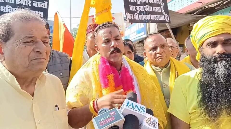 देहरा पहुंची स्वर्ण न्याय यात्रा, रूमित ठाकुर ने उठाई स्वर्ण समाज के अधिकारों की आवाज #kangralive #dehra
केंद्र और प्रदेश सरकारों पर समाज की अनदेखी के आरोप, युवाओं, किसानों, कर्मचारियों और विद्यार्थियों के मुद्दे उठाए
देहरा, 12 अक्टूबर। राष्ट्रीय देवभूमि पार्टी के राष्ट्रीय अध्यक्ष रूमित सिंह ठाकुर के नेतृत्व में निकाली जा रही स्वर्ण न्याय यात्रा सोमवार को देहरा पहुंची। यात्रा के दौरान स्वर्ण समाज के अधिकारों, युवाओं के भविष्य, किसानों, कर्मचारियों और विद्यार्थियों से जुड़े मुद्दों को प्रमुखता से उठाया गया। वक्ताओं ने केंद्र और प्रदेश सरकारों पर समाज की मांगों की अनदेखी करने के आरोप लगाए।
रूमित सिंह ठाकुर ने अपने संबोधन में कहा कि स्वर्ण समाज के लोगों को अपने अधिकारों और मांगों के लिए एकजुट होकर आवाज उठानी होगी। उन्होंने कहा कि समाज के युवाओं, विद्यार्थियों, किसानों और कर्मचारियों से जुड़े मुद्दों को नजरअंदाज नहीं किया जाना चाहिए। इन समस्याओं को सरकारों तक पहुंचाने के लिए स्वर्ण न्याय यात्रा निकाली जा रही है।
वक्ताओं ने कहा कि केंद्र और प्रदेश में चाहे भाजपा की सरकार हो या कांग्रेस की, स्वर्ण समाज अपने मुद्दों पर सभी सरकारों से जवाबदेही चाहता है। उन्होंने स्पष्ट किया कि समाज अपने अधिकारों की मांग को लेकर लोकतांत्रिक तरीके से संघर्ष जारी रखेगा।
स्वर्ण आयोग आंदोलन का किया उल्लेख
भाषण के दौरान 10 दिसंबर 2021 को धर्मशाला में स्वर्ण आयोग की मांग को लेकर हुए आंदोलन का भी उल्लेख किया गया। वक्ताओं ने कहा कि उस आंदोलन ने समाज की एकजुटता को सामने रखा था। उन्होंने शिमला में प्रस्तावित कार्यक्रम का जिक्र करते हुए कहा कि समाज अपनी मांगों को लेकर फिर से एकजुट होकर आवाज बुलंद करेगा।
शांतिपूर्ण कार्यक्रम में सहयोग की अपील
वक्ताओं ने मुख्यमंत्री से अपील की कि समाज की मांगों और भावनाओं को गंभीरता से सुना जाए। उन्होंने कहा कि यदि समाज शांतिपूर्ण तरीके से अपनी मांगें रखने के लिए आगे बढ़ता है, तो प्रशासन को भी सहयोगात्मक रवैया अपनाना चाहिए।
उन्होंने कहा कि स्वर्ण न्याय यात्रा का उद्देश्य समाज की समस्याओं और मांगों को सरकार तक पहुंचाना तथा लोगों को अपने अधिकारों के प्रति जागरूक करना है। वक्ताओं ने सरकार से संवाद के माध्यम से समस्याओं का समाधान निकालने का आग्रह किया और कहा कि स्वर्ण समाज अपने अधिकारों एवं मांगों के लिए संघर्ष जारी रखेगा।