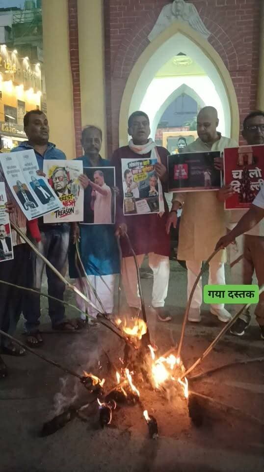मुख्य चुनाव आयुक्त ज्ञानेश कुमार के इस्तीफे की मांग पर कांग्रेस का हल्लाबोल, टावर चौक पर पुतला जलाकर किया जोरदार प्रदर्शन
कांग्रेस, युवा कांग्रेस, एनएसयूआई, इंटक और अनुसूचित जाति प्रकोष्ठ के कार्यकर्ताओं ने बुलंद की आवाज, चुनाव आयोग की निष्पक्षता का उठाया मुद्दा
गयाजी। मुख्य चुनाव आयुक्त ज्ञानेश कुमार के इस्तीफे की मांग को लेकर सोमवार को संध्या में गयाजी शहर के टावर चौक पर कांग्रेस नेताओं और कार्यकर्ताओं ने जोरदार विरोध प्रदर्शन किया। कांग्रेस, युवा कांग्रेस, एनएसयूआई, इंटक और कांग्रेस अनुसूचित जाति प्रकोष्ठ के संयुक्त तत्वावधान में आयोजित इस कार्यक्रम के दौरान कार्यकर्ताओं ने पुतला जलाकर अपना विरोध दर्ज कराया। प्रदर्शन में शामिल इस अवसर पर उपस्थित बिहार प्रदेश कॉंग्रेस कमिटी के प्रदेश प्रतिनिधि विजय कुमार मिट्ठू, पूर्व विधायक मोहम्मद खान अली, जिला कॉंग्रेस उपाध्यक्ष राम प्रमोद सिंह, धर्मेंद्र कुमार निराला, इंदल पासवान सुनील कुमार पासवान, बाबूलाल प्रसाद सिंह, शिव कुमार चौरसिया, टिंकू गिरी, विपिन बिहारी सिन्हा, साहिल गुप्ता, राजीव कुमार सिंह उर्फ लबी सिंह ने नारेबाजी करते हुए मुख्य चुनाव आयुक्त के इस्तीफे की मांग उठाई।
मशाल प्रदर्शन के जरिए भी कार्यकर्ताओं ने अपनी आवाज बुलंद की।
कांग्रेस कार्यकर्ताओं ने इस विरोध प्रदर्शन के माध्यम से चुनावी प्रक्रिया की निष्पक्षता, लोकतांत्रिक संस्थाओं की जवाबदेही और मतदाताओं के अधिकारों से जुड़े मुद्दों को उठाया। कार्यकर्ताओं का कहना था कि लोकतंत्र में चुनाव आयोग की भूमिका बेहद महत्वपूर्ण है और उसकी निष्पक्षता को लेकर जनता का भरोसा कायम रहना चाहिए। इसी मांग को लेकर कांग्रेस के विभिन्न संगठनों ने एकजुट होकर टावर चौक पर विरोध जताया।
पांच संगठनों ने मिलकर खोला मोर्चा
टावर चौक पर आयोजित इस कार्यक्रम में कांग्रेस के साथ युवा कांग्रेस, एनएसयूआई, इंटक और कांग्रेस अनुसूचित जाति प्रकोष्ठ के कार्यकर्ता शामिल हुए। विभिन्न संगठनों के कार्यकर्ताओं ने एकजुट होकर अपनी मांगों को सामने रखा। प्रदर्शन के दौरान पुतला जलाकर विरोध जताया गया और मुख्य चुनाव आयुक्त के इस्तीफे की मांग को प्रमुखता से उठाया गया।
संयुक्त प्रदर्शन के जरिए कांग्रेस ने यह संदेश देने का प्रयास किया कि चुनावी व्यवस्था से जुड़े मुद्दों पर पार्टी अपनी आवाज बुलंद करती रहेगी। कार्यक्रम में मशाल जलाकर विरोध दर्ज कराने के साथ कार्यकर्ताओं ने लोकतांत्रिक मूल्यों की रक्षा का संकल्प भी व्यक्त किया।
चुनाव आयोग की निष्पक्षता पर उठाए सवाल
प्रदर्शन के दौरान कांग्रेस कार्यकर्ताओं ने चुनाव आयोग की भूमिका और उसकी जवाबदेही को लेकर अपनी मांग रखी। उनका कहना था कि स्वतंत्र और निष्पक्ष चुनाव लोकतंत्र की बुनियाद हैं। चुनावी प्रक्रिया में जनता का विश्वास बनाए रखना संवैधानिक संस्थाओं की महत्वपूर्ण जिम्मेदारी है। कार्यकर्ताओं ने मुख्य चुनाव आयुक्त ज्ञानेश कुमार के इस्तीफे की मांग करते हुए कहा कि लोकतांत्रिक व्यवस्था से जुड़े सवालों पर जवाबदेही सुनिश्चित होनी चाहिए। कांग्रेस ने इसी मुद्दे को लेकर विरोध प्रदर्शन आयोजित किया और अपनी राजनीतिक मांग को सार्वजनिक रूप से सामने रखा।
लोकतांत्रिक अधिकारों को लेकर विरोध प्रदर्शन
कांग्रेस के विभिन्न संगठनों ने इस कार्यक्रम के माध्यम से मतदाताओं के अधिकारों और लोकतांत्रिक संस्थाओं की विश्वसनीयता का मुद्दा उठाया। कार्यकर्ताओं ने कहा कि लोकतंत्र को मजबूत बनाने के लिए चुनावी प्रक्रिया में पारदर्शिता और निष्पक्षता जरूरी है। इसी उद्देश्य से उन्होंने एकजुट होकर अपना विरोध दर्ज कराया।
गयाजी के टावर चौक पर आयोजित इस प्रदर्शन में पुतला दहन और नारेबाजी के जरिए कांग्रेस कार्यकर्ताओं ने मुख्य चुनाव आयुक्त के इस्तीफे की मांग को दोहराया। पांच संगठनों की संयुक्त भागीदारी के साथ आयोजित इस कार्यक्रम को कांग्रेस के विरोध अभियान के रूप में देखा गया।
पुतला जलाकर जताया विरोध, इस्तीफे की मांग पर अड़े कार्यकर्ता
प्रदर्शन का मुख्य केंद्र मुख्य चुनाव आयुक्त ज्ञानेश कुमार का इस्तीफा रहा। कांग्रेस कार्यकर्ताओं ने पुतला जलाकर अपना आक्रोश व्यक्त किया और अपनी मांग को लेकर आवाज बुलंद की। कार्यक्रम के माध्यम से पार्टी ने चुनावी निष्पक्षता और लोकतांत्रिक जवाबदेही से जुड़े मुद्दों पर अपना विरोध दर्ज कराया।
#गयाजी
#गया_हो
#JitanRamManjhi
#samratchoudhary
#बिहार
#indianapolis
#नरेंद्रमोदीजी
PMO India
Rahul Gandhi
Narendra Modi
Tejashwi Yadav
Indian National Congress - BIHAR
BJP Bihar