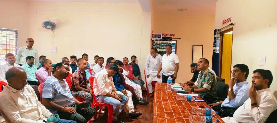 पांकी थाना में दुर्गा पूजा को लेकर शांति समिति की बैठक आयोजित
शांतिपूर्ण एवं सौहार्दपूर्ण माहौल में त्योहार मनाने को लेकर हुई चर्चा
पांकी, पलामू। दुर्गा पूजा को शांतिपूर्ण एवं सौहार्दपूर्ण वातावरण में संपन्न कराने को लेकर सोमवार की संध्या पांकी थाना परिसर में अंचलाधिकारी के नेतृत्व में शांति समिति की बैठक आयोजित की गई। बैठक में दुर्गा पूजा के दौरान क्षेत्र में शांति व्यवस्था बनाए रखने तथा आपसी भाईचारे के साथ त्योहार मनाने को लेकर चर्चा की गई।
बैठक में थाना प्रभारी दीपक कुमार सिंह, प्रखंड प्रमुख पंचम प्रसाद, उपप्रमुख अमित चौहान, विभिन्न पंचायतों के मुखिया, दुर्गा पूजा मंदिर कमेटी के सदस्य, जनप्रतिनिधि सहित क्षेत्र के कई गणमान्य लोग उपस्थित रहे।
बैठक का मुख्य उद्देश्य दुर्गा पूजा के दौरान क्षेत्र में शांति एवं विधि-व्यवस्था बनाए रखना तथा त्योहार को आपसी सद्भाव और भाईचारे के साथ संपन्न कराना रहा। इस दौरान उपस्थित लोगों ने पूजा के दौरान आपसी सहयोग एवं समन्वय बनाए रखने पर जोर दिया।
प्रशासन और जनप्रतिनिधियों की सहभागिता से दुर्गा पूजा को शांतिपूर्ण ढंग से संपन्न कराने के लिए आवश्यक विषयों पर विचार-विमर्श किया गया।