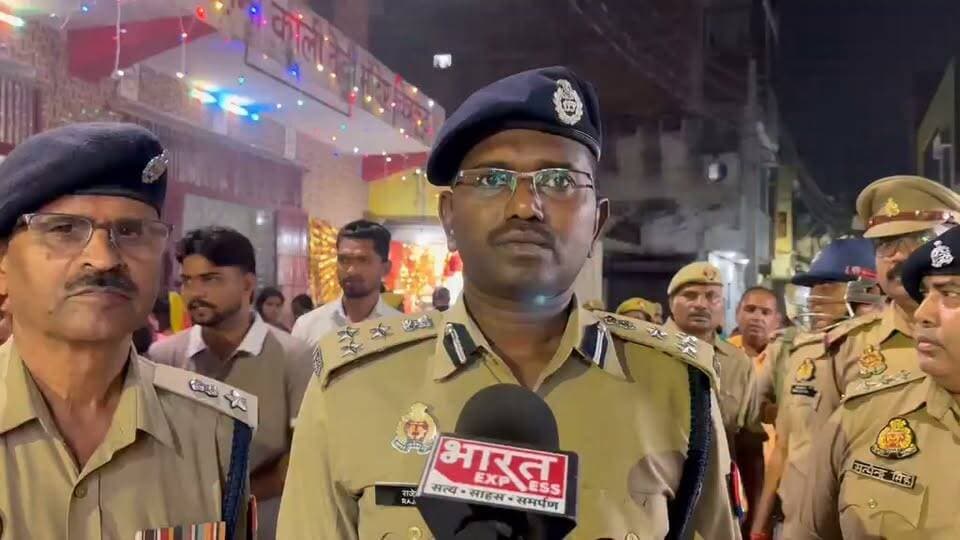 चित्रकूट में शारदीय नवरात्रि के पर्व को सकुशल, शांतिपूर्ण और सुरक्षित तरीके से संपन्न कराने के लिए पुलिस प्रशासन पूरी तरह मुस्तैद नजर आ रहा है। इसी क्रम में डीआईजी चित्रकूटधाम मंडल राजेश एस० और पुलिस अधीक्षक चित्रकूट अरुण कुमार सिंह ने शहर के भीड़भाड़ वाले इलाकों में पैदल गश्त कर सुरक्षा व्यवस्था का जायजा लिया। इस दौरान अधिकारियों ने विभिन्न देवी पंडालों के साथ-साथ ऐतिहासिक एवं मराठाकालीन काली देवी मंदिर का भ्रमण कर व्यवस्थाओं का निरीक्षण किया और श्रद्धालुओं को सुरक्षा का भरोसा दिलाया।
नवरात्रि के दौरान देवी मंदिरों और पूजा पंडालों में उमड़ने वाली श्रद्धालुओं की भीड़ को देखते हुए चित्रकूट पुलिस सुरक्षा व्यवस्था को लेकर सतर्क है। डीआईजी चित्रकूटधाम मंडल राजेश एस० और एसपी चित्रकूट अरुण कुमार सिंह ने पुलिस बल के साथ शहर के प्रमुख एवं भीड़भाड़ वाले क्षेत्रों में पैदल गश्त की। इस दौरान अधिकारियों ने विभिन्न देवी पंडालों का भ्रमण कर सुरक्षा व्यवस्था का जायजा लिया और श्रद्धालुओं की सुविधा एवं सुरक्षा को लेकर आवश्यक दिशा-निर्देश दिए। अधिकारियों ने मराठाकालीन काली देवी मंदिर पहुंचकर वहां की व्यवस्थाओं का भी निरीक्षण किया। नवरात्रि के अवसर पर मंदिर में दर्शन-पूजन के लिए पहुंचने वाले श्रद्धालुओं की सुरक्षा सुनिश्चित करने के उद्देश्य से पुलिस की सक्रियता पर विशेष जोर दिया गया। पैदल गश्त के माध्यम से पुलिस प्रशासन ने आमजन को यह संदेश देने का प्रयास किया कि त्योहार के दौरान सुरक्षा व्यवस्था बनाए रखने के लिए पुलिस पूरी तरह प्रतिबद्ध है। वहीं, इस दौरान मिशन शक्ति अभियान के तहत महिला सुरक्षा और नारी सशक्तीकरण को लेकर भी विशेष जागरूकता अभियान चलाया गया। डीआईजी राजेश एस० और एसपी अरुण कुमार सिंह महिला पुलिस बल के साथ काली देवी मंदिर पहुंचे, जहां महिलाओं एवं श्रद्धालुओं को जागरूक करने के उद्देश्य से पंपलेट वितरित किए गए। पुलिसकर्मियों ने महिलाओं को उनके अधिकारों, सुरक्षा और आत्मसम्मान के प्रति जागरूक रहने का संदेश दिया। साथ ही उन्हें यह समझाने का प्रयास किया गया कि किसी भी प्रकार की परेशानी, उत्पीड़न या असुरक्षा की स्थिति में वे बिना किसी डर के पुलिस से संपर्क कर सकती हैं और अपनी शिकायत दर्ज करा सकती हैं।
मिशन शक्ति का उद्देश्य महिलाओं में आत्मविश्वास बढ़ाना, उन्हें अपने अधिकारों के प्रति जागरूक करना और समाज में सुरक्षित वातावरण तैयार करना है। नवरात्रि के पावन अवसर पर देवी आराधना के साथ नारी शक्ति के सम्मान, सुरक्षा और सशक्तीकरण का संदेश भी दिया गया। कुल मिलाकर, नवरात्रि पर्व को लेकर चित्रकूट पुलिस प्रशासन सुरक्षा व्यवस्था के साथ-साथ महिला जागरूकता पर भी विशेष ध्यान दे रहा है। अधिकारियों की पैदल गश्त और मिशन शक्ति अभियान के जरिए श्रद्धालुओं तथा आमजन को सुरक्षा का भरोसा दिलाने के साथ महिलाओं को जागरूक और सशक्त बनाने का प्रयास किया जा रहा है।
बाइट: राजेश एस० (डीआईजी चित्रकूटधाम मंडल बांदा)