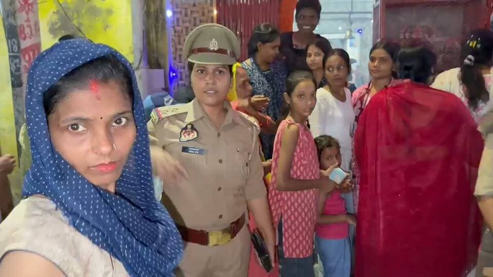 चित्रकूट में शारदीय नवरात्रि के पर्व को सकुशल, शांतिपूर्ण और सुरक्षित तरीके से संपन्न कराने के लिए पुलिस प्रशासन पूरी तरह मुस्तैद नजर आ रहा है। इसी क्रम में डीआईजी चित्रकूटधाम मंडल राजेश एस० और पुलिस अधीक्षक चित्रकूट अरुण कुमार सिंह ने शहर के भीड़भाड़ वाले इलाकों में पैदल गश्त कर सुरक्षा व्यवस्था का जायजा लिया। इस दौरान अधिकारियों ने विभिन्न देवी पंडालों के साथ-साथ ऐतिहासिक एवं मराठाकालीन काली देवी मंदिर का भ्रमण कर व्यवस्थाओं का निरीक्षण किया और श्रद्धालुओं को सुरक्षा का भरोसा दिलाया।
नवरात्रि के दौरान देवी मंदिरों और पूजा पंडालों में उमड़ने वाली श्रद्धालुओं की भीड़ को देखते हुए चित्रकूट पुलिस सुरक्षा व्यवस्था को लेकर सतर्क है। डीआईजी चित्रकूटधाम मंडल राजेश एस० और एसपी चित्रकूट अरुण कुमार सिंह ने पुलिस बल के साथ शहर के प्रमुख एवं भीड़भाड़ वाले क्षेत्रों में पैदल गश्त की। इस दौरान अधिकारियों ने विभिन्न देवी पंडालों का भ्रमण कर सुरक्षा व्यवस्था का जायजा लिया और श्रद्धालुओं की सुविधा एवं सुरक्षा को लेकर आवश्यक दिशा-निर्देश दिए। अधिकारियों ने मराठाकालीन काली देवी मंदिर पहुंचकर वहां की व्यवस्थाओं का भी निरीक्षण किया। नवरात्रि के अवसर पर मंदिर में दर्शन-पूजन के लिए पहुंचने वाले श्रद्धालुओं की सुरक्षा सुनिश्चित करने के उद्देश्य से पुलिस की सक्रियता पर विशेष जोर दिया गया। पैदल गश्त के माध्यम से पुलिस प्रशासन ने आमजन को यह संदेश देने का प्रयास किया कि त्योहार के दौरान सुरक्षा व्यवस्था बनाए रखने के लिए पुलिस पूरी तरह प्रतिबद्ध है। वहीं, इस दौरान मिशन शक्ति अभियान के तहत महिला सुरक्षा और नारी सशक्तीकरण को लेकर भी विशेष जागरूकता अभियान चलाया गया। डीआईजी राजेश एस० और एसपी अरुण कुमार सिंह महिला पुलिस बल के साथ काली देवी मंदिर पहुंचे, जहां महिलाओं एवं श्रद्धालुओं को जागरूक करने के उद्देश्य से पंपलेट वितरित किए गए। पुलिसकर्मियों ने महिलाओं को उनके अधिकारों, सुरक्षा और आत्मसम्मान के प्रति जागरूक रहने का संदेश दिया। साथ ही उन्हें यह समझाने का प्रयास किया गया कि किसी भी प्रकार की परेशानी, उत्पीड़न या असुरक्षा की स्थिति में वे बिना किसी डर के पुलिस से संपर्क कर सकती हैं और अपनी शिकायत दर्ज करा सकती हैं।
मिशन शक्ति का उद्देश्य महिलाओं में आत्मविश्वास बढ़ाना, उन्हें अपने अधिकारों के प्रति जागरूक करना और समाज में सुरक्षित वातावरण तैयार करना है। नवरात्रि के पावन अवसर पर देवी आराधना के साथ नारी शक्ति के सम्मान, सुरक्षा और सशक्तीकरण का संदेश भी दिया गया। कुल मिलाकर, नवरात्रि पर्व को लेकर चित्रकूट पुलिस प्रशासन सुरक्षा व्यवस्था के साथ-साथ महिला जागरूकता पर भी विशेष ध्यान दे रहा है। अधिकारियों की पैदल गश्त और मिशन शक्ति अभियान के जरिए श्रद्धालुओं तथा आमजन को सुरक्षा का भरोसा दिलाने के साथ महिलाओं को जागरूक और सशक्त बनाने का प्रयास किया जा रहा है।
बाइट: राजेश एस० (डीआईजी चित्रकूटधाम मंडल बांदा)