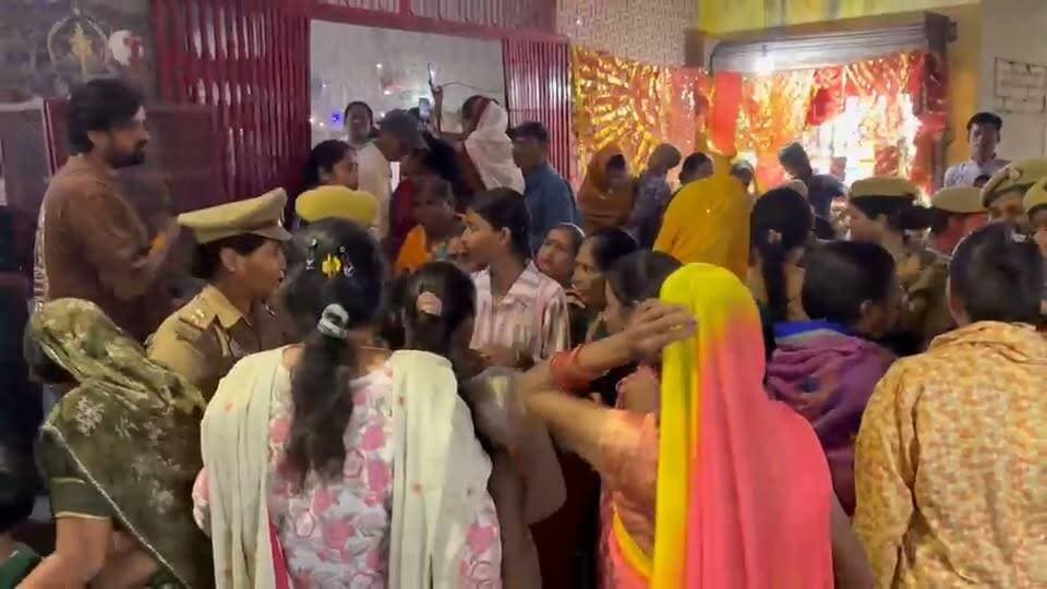 चित्रकूट में शारदीय नवरात्रि के पर्व को सकुशल, शांतिपूर्ण और सुरक्षित तरीके से संपन्न कराने के लिए पुलिस प्रशासन पूरी तरह मुस्तैद नजर आ रहा है। इसी क्रम में डीआईजी चित्रकूटधाम मंडल राजेश एस० और पुलिस अधीक्षक चित्रकूट अरुण कुमार सिंह ने शहर के भीड़भाड़ वाले इलाकों में पैदल गश्त कर सुरक्षा व्यवस्था का जायजा लिया। इस दौरान अधिकारियों ने विभिन्न देवी पंडालों के साथ-साथ ऐतिहासिक एवं मराठाकालीन काली देवी मंदिर का भ्रमण कर व्यवस्थाओं का निरीक्षण किया और श्रद्धालुओं को सुरक्षा का भरोसा दिलाया।
नवरात्रि के दौरान देवी मंदिरों और पूजा पंडालों में उमड़ने वाली श्रद्धालुओं की भीड़ को देखते हुए चित्रकूट पुलिस सुरक्षा व्यवस्था को लेकर सतर्क है। डीआईजी चित्रकूटधाम मंडल राजेश एस० और एसपी चित्रकूट अरुण कुमार सिंह ने पुलिस बल के साथ शहर के प्रमुख एवं भीड़भाड़ वाले क्षेत्रों में पैदल गश्त की। इस दौरान अधिकारियों ने विभिन्न देवी पंडालों का भ्रमण कर सुरक्षा व्यवस्था का जायजा लिया और श्रद्धालुओं की सुविधा एवं सुरक्षा को लेकर आवश्यक दिशा-निर्देश दिए। अधिकारियों ने मराठाकालीन काली देवी मंदिर पहुंचकर वहां की व्यवस्थाओं का भी निरीक्षण किया। नवरात्रि के अवसर पर मंदिर में दर्शन-पूजन के लिए पहुंचने वाले श्रद्धालुओं की सुरक्षा सुनिश्चित करने के उद्देश्य से पुलिस की सक्रियता पर विशेष जोर दिया गया। पैदल गश्त के माध्यम से पुलिस प्रशासन ने आमजन को यह संदेश देने का प्रयास किया कि त्योहार के दौरान सुरक्षा व्यवस्था बनाए रखने के लिए पुलिस पूरी तरह प्रतिबद्ध है। वहीं, इस दौरान मिशन शक्ति अभियान के तहत महिला सुरक्षा और नारी सशक्तीकरण को लेकर भी विशेष जागरूकता अभियान चलाया गया। डीआईजी राजेश एस० और एसपी अरुण कुमार सिंह महिला पुलिस बल के साथ काली देवी मंदिर पहुंचे, जहां महिलाओं एवं श्रद्धालुओं को जागरूक करने के उद्देश्य से पंपलेट वितरित किए गए। पुलिसकर्मियों ने महिलाओं को उनके अधिकारों, सुरक्षा और आत्मसम्मान के प्रति जागरूक रहने का संदेश दिया। साथ ही उन्हें यह समझाने का प्रयास किया गया कि किसी भी प्रकार की परेशानी, उत्पीड़न या असुरक्षा की स्थिति में वे बिना किसी डर के पुलिस से संपर्क कर सकती हैं और अपनी शिकायत दर्ज करा सकती हैं।
मिशन शक्ति का उद्देश्य महिलाओं में आत्मविश्वास बढ़ाना, उन्हें अपने अधिकारों के प्रति जागरूक करना और समाज में सुरक्षित वातावरण तैयार करना है। नवरात्रि के पावन अवसर पर देवी आराधना के साथ नारी शक्ति के सम्मान, सुरक्षा और सशक्तीकरण का संदेश भी दिया गया। कुल मिलाकर, नवरात्रि पर्व को लेकर चित्रकूट पुलिस प्रशासन सुरक्षा व्यवस्था के साथ-साथ महिला जागरूकता पर भी विशेष ध्यान दे रहा है। अधिकारियों की पैदल गश्त और मिशन शक्ति अभियान के जरिए श्रद्धालुओं तथा आमजन को सुरक्षा का भरोसा दिलाने के साथ महिलाओं को जागरूक और सशक्त बनाने का प्रयास किया जा रहा है।
बाइट: राजेश एस० (डीआईजी चित्रकूटधाम मंडल बांदा)