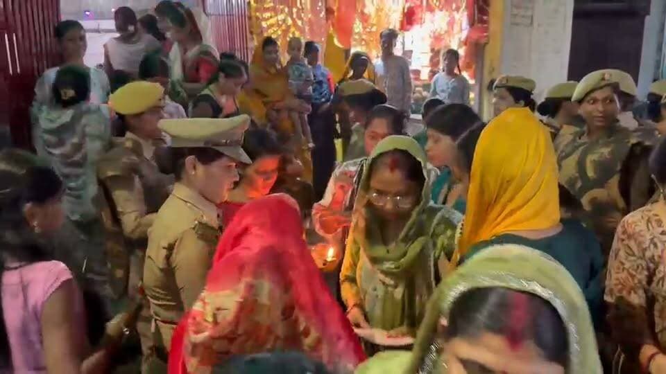 चित्रकूट में शारदीय नवरात्रि के पर्व को सकुशल, शांतिपूर्ण और सुरक्षित तरीके से संपन्न कराने के लिए पुलिस प्रशासन पूरी तरह मुस्तैद नजर आ रहा है। इसी क्रम में डीआईजी चित्रकूटधाम मंडल राजेश एस० और पुलिस अधीक्षक चित्रकूट अरुण कुमार सिंह ने शहर के भीड़भाड़ वाले इलाकों में पैदल गश्त कर सुरक्षा व्यवस्था का जायजा लिया। इस दौरान अधिकारियों ने विभिन्न देवी पंडालों के साथ-साथ ऐतिहासिक एवं मराठाकालीन काली देवी मंदिर का भ्रमण कर व्यवस्थाओं का निरीक्षण किया और श्रद्धालुओं को सुरक्षा का भरोसा दिलाया।
नवरात्रि के दौरान देवी मंदिरों और पूजा पंडालों में उमड़ने वाली श्रद्धालुओं की भीड़ को देखते हुए चित्रकूट पुलिस सुरक्षा व्यवस्था को लेकर सतर्क है। डीआईजी चित्रकूटधाम मंडल राजेश एस० और एसपी चित्रकूट अरुण कुमार सिंह ने पुलिस बल के साथ शहर के प्रमुख एवं भीड़भाड़ वाले क्षेत्रों में पैदल गश्त की। इस दौरान अधिकारियों ने विभिन्न देवी पंडालों का भ्रमण कर सुरक्षा व्यवस्था का जायजा लिया और श्रद्धालुओं की सुविधा एवं सुरक्षा को लेकर आवश्यक दिशा-निर्देश दिए। अधिकारियों ने मराठाकालीन काली देवी मंदिर पहुंचकर वहां की व्यवस्थाओं का भी निरीक्षण किया। नवरात्रि के अवसर पर मंदिर में दर्शन-पूजन के लिए पहुंचने वाले श्रद्धालुओं की सुरक्षा सुनिश्चित करने के उद्देश्य से पुलिस की सक्रियता पर विशेष जोर दिया गया। पैदल गश्त के माध्यम से पुलिस प्रशासन ने आमजन को यह संदेश देने का प्रयास किया कि त्योहार के दौरान सुरक्षा व्यवस्था बनाए रखने के लिए पुलिस पूरी तरह प्रतिबद्ध है। वहीं, इस दौरान मिशन शक्ति अभियान के तहत महिला सुरक्षा और नारी सशक्तीकरण को लेकर भी विशेष जागरूकता अभियान चलाया गया। डीआईजी राजेश एस० और एसपी अरुण कुमार सिंह महिला पुलिस बल के साथ काली देवी मंदिर पहुंचे, जहां महिलाओं एवं श्रद्धालुओं को जागरूक करने के उद्देश्य से पंपलेट वितरित किए गए। पुलिसकर्मियों ने महिलाओं को उनके अधिकारों, सुरक्षा और आत्मसम्मान के प्रति जागरूक रहने का संदेश दिया। साथ ही उन्हें यह समझाने का प्रयास किया गया कि किसी भी प्रकार की परेशानी, उत्पीड़न या असुरक्षा की स्थिति में वे बिना किसी डर के पुलिस से संपर्क कर सकती हैं और अपनी शिकायत दर्ज करा सकती हैं।
मिशन शक्ति का उद्देश्य महिलाओं में आत्मविश्वास बढ़ाना, उन्हें अपने अधिकारों के प्रति जागरूक करना और समाज में सुरक्षित वातावरण तैयार करना है। नवरात्रि के पावन अवसर पर देवी आराधना के साथ नारी शक्ति के सम्मान, सुरक्षा और सशक्तीकरण का संदेश भी दिया गया। कुल मिलाकर, नवरात्रि पर्व को लेकर चित्रकूट पुलिस प्रशासन सुरक्षा व्यवस्था के साथ-साथ महिला जागरूकता पर भी विशेष ध्यान दे रहा है। अधिकारियों की पैदल गश्त और मिशन शक्ति अभियान के जरिए श्रद्धालुओं तथा आमजन को सुरक्षा का भरोसा दिलाने के साथ महिलाओं को जागरूक और सशक्त बनाने का प्रयास किया जा रहा है।
बाइट: राजेश एस० (डीआईजी चित्रकूटधाम मंडल बांदा)